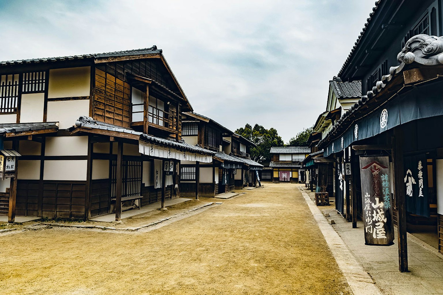 传统日本街景，木制建筑和阴云密布的天空
