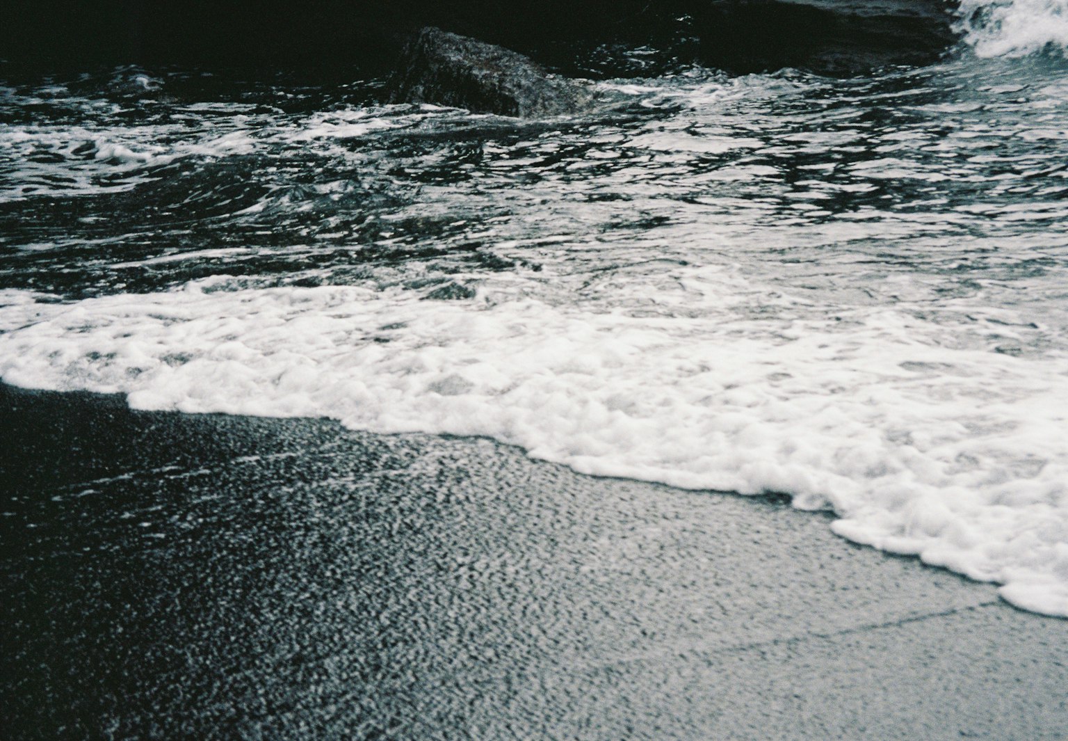 波浪冲击黑色沙滩