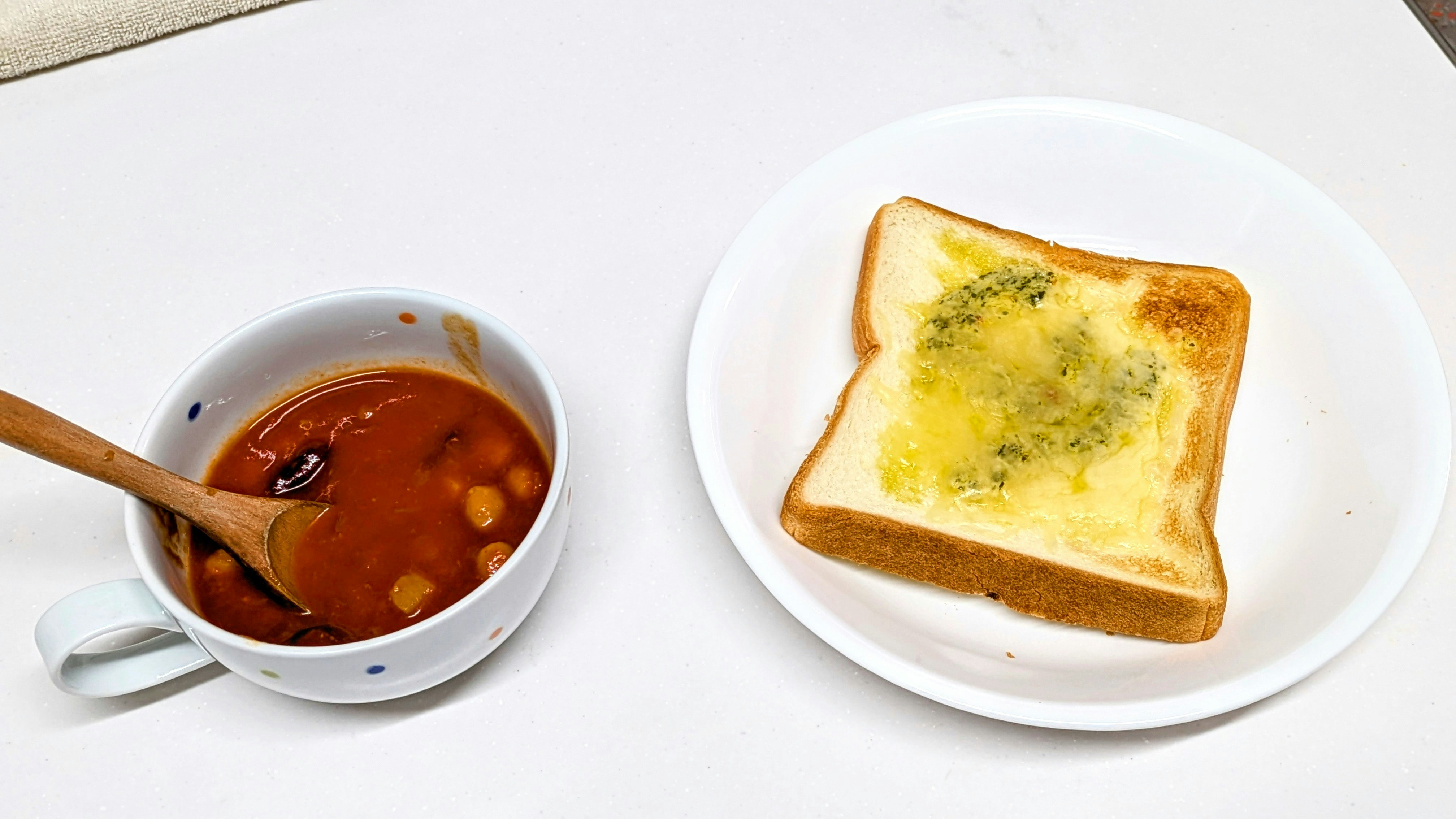 スープ皿とバター焼きトーストの朝食