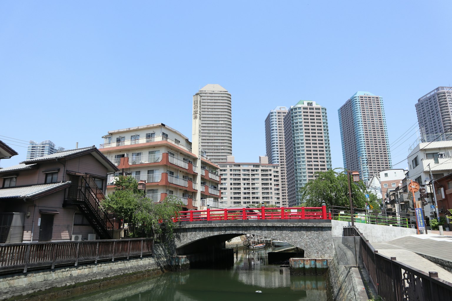 城市景观，红色桥和摩天大楼