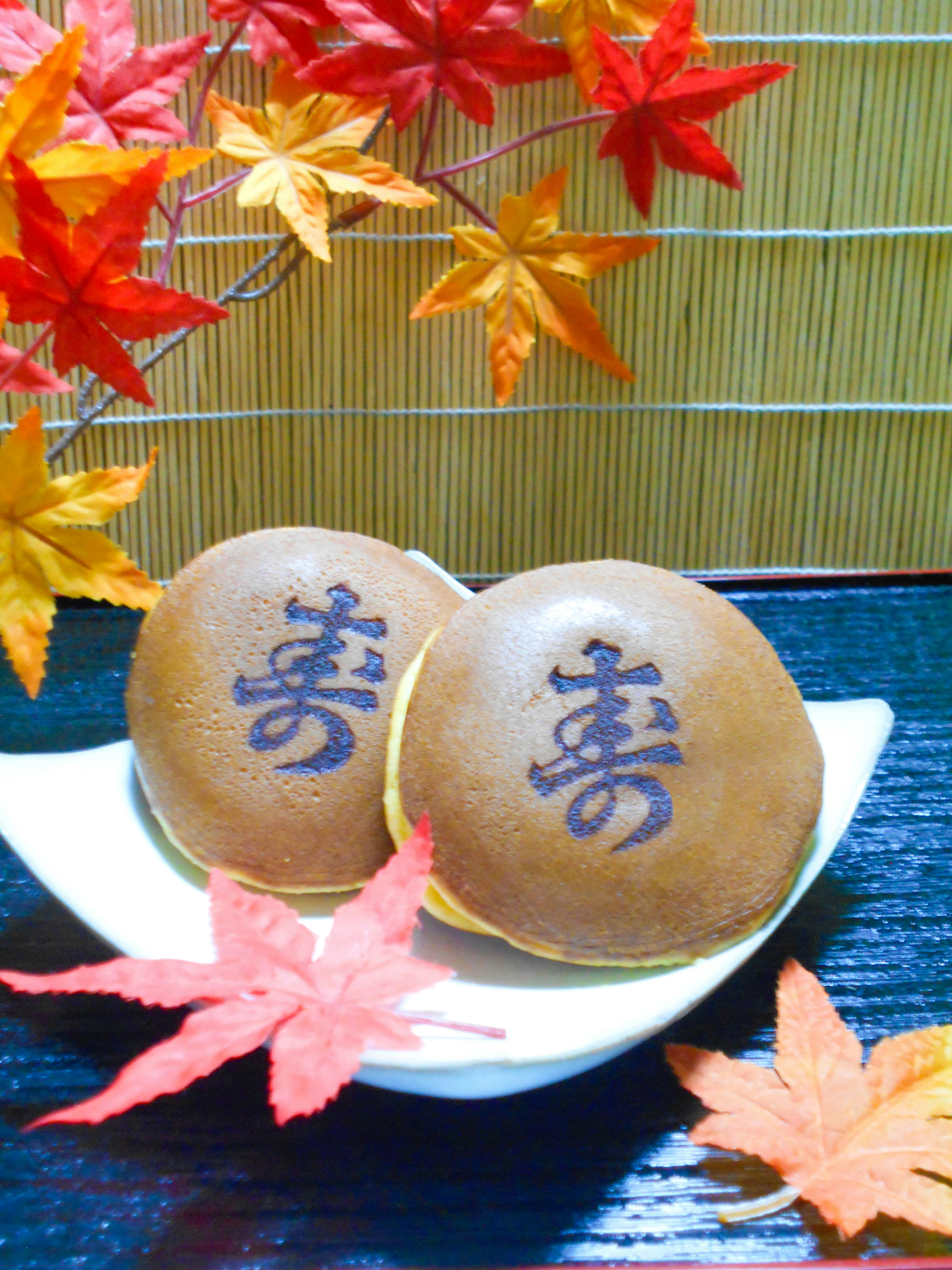 秋叶与盘中圆形日式甜点