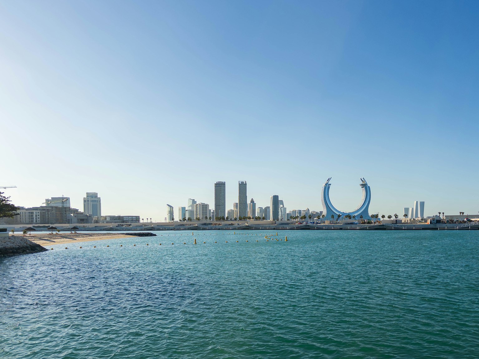 Paesaggio costiero con skyline urbano e mare blu