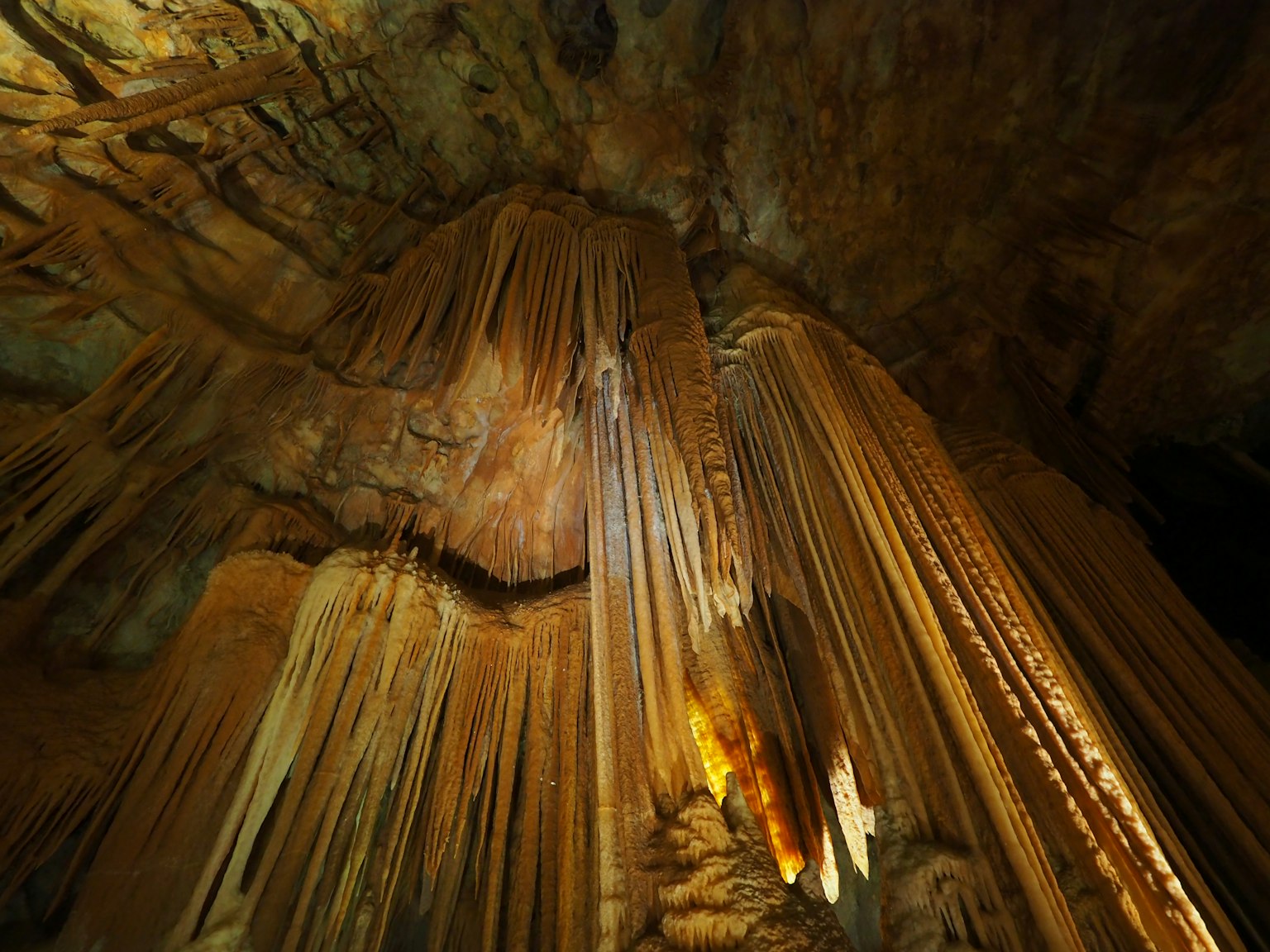 Schöne Aussicht auf Stalaktiten und Stalagmiten in einer Höhle
