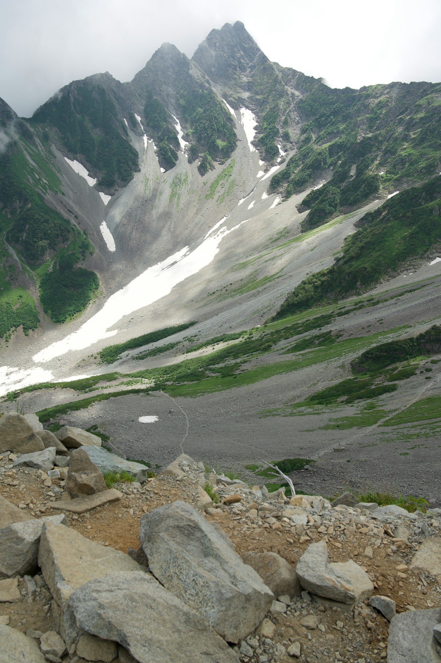 山脉风景绿色和白色冰川岩石地形多云的天空
