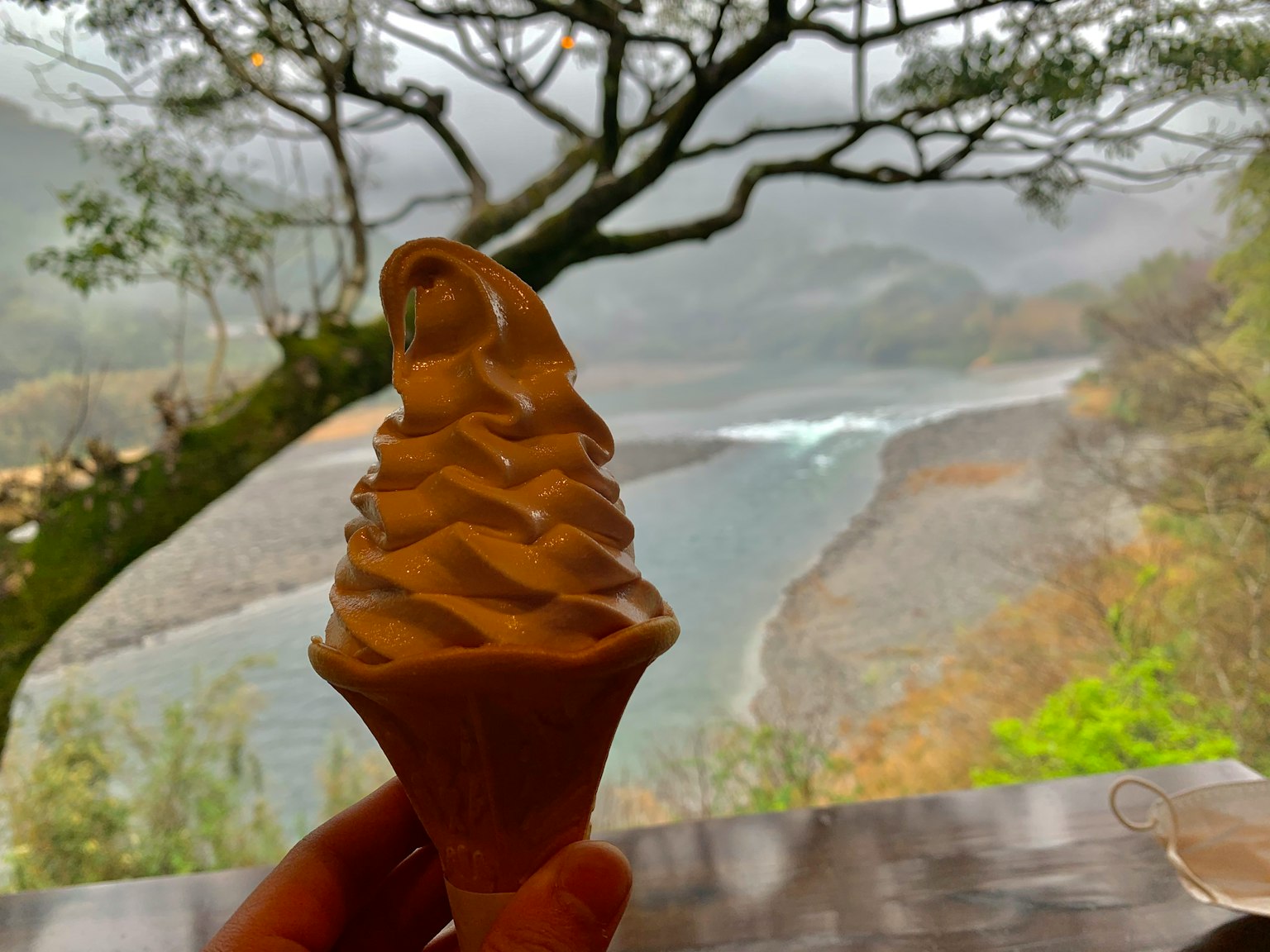 Gelato morbido con un paesaggio nebbioso sullo sfondo