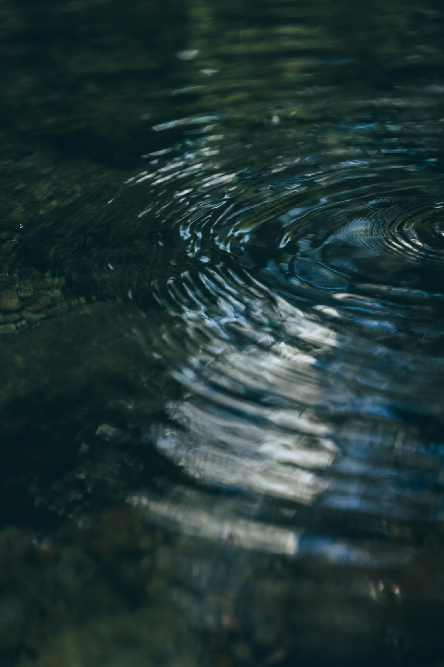 Wellen auf der Oberfläche ruhigen Wassers