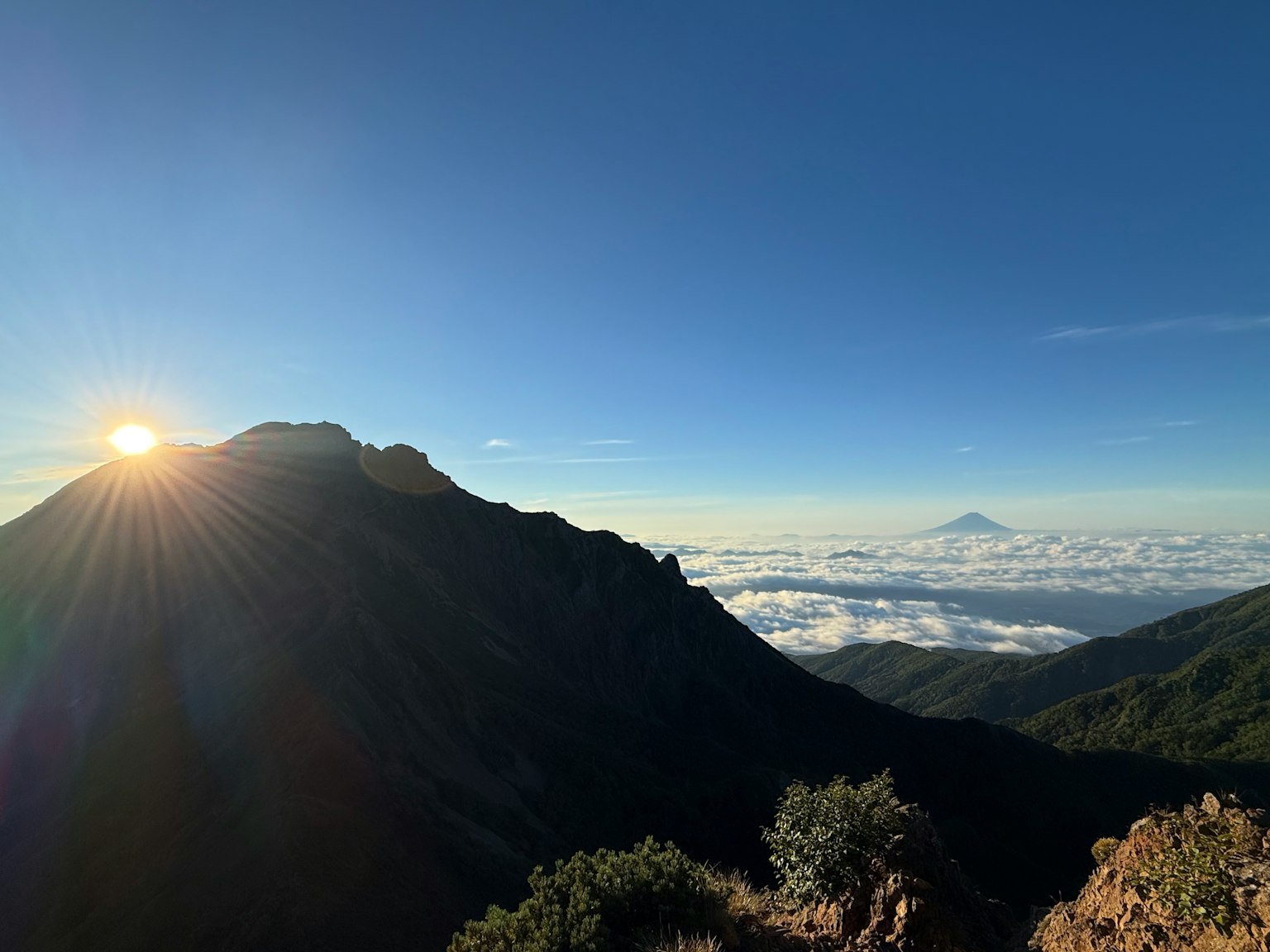 Superbe lever de soleil sur les sommets montagneux avec une mer de nuages