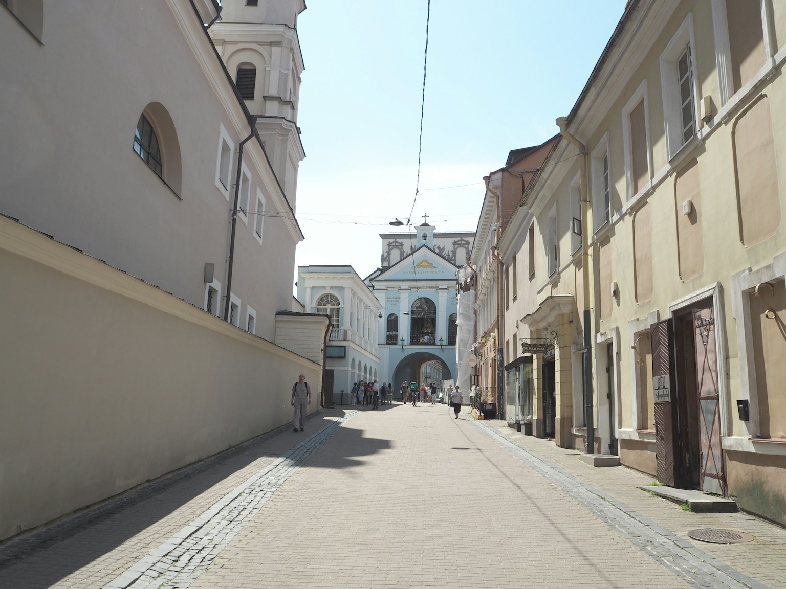 Strada tranquilla con edifici storici ai lati