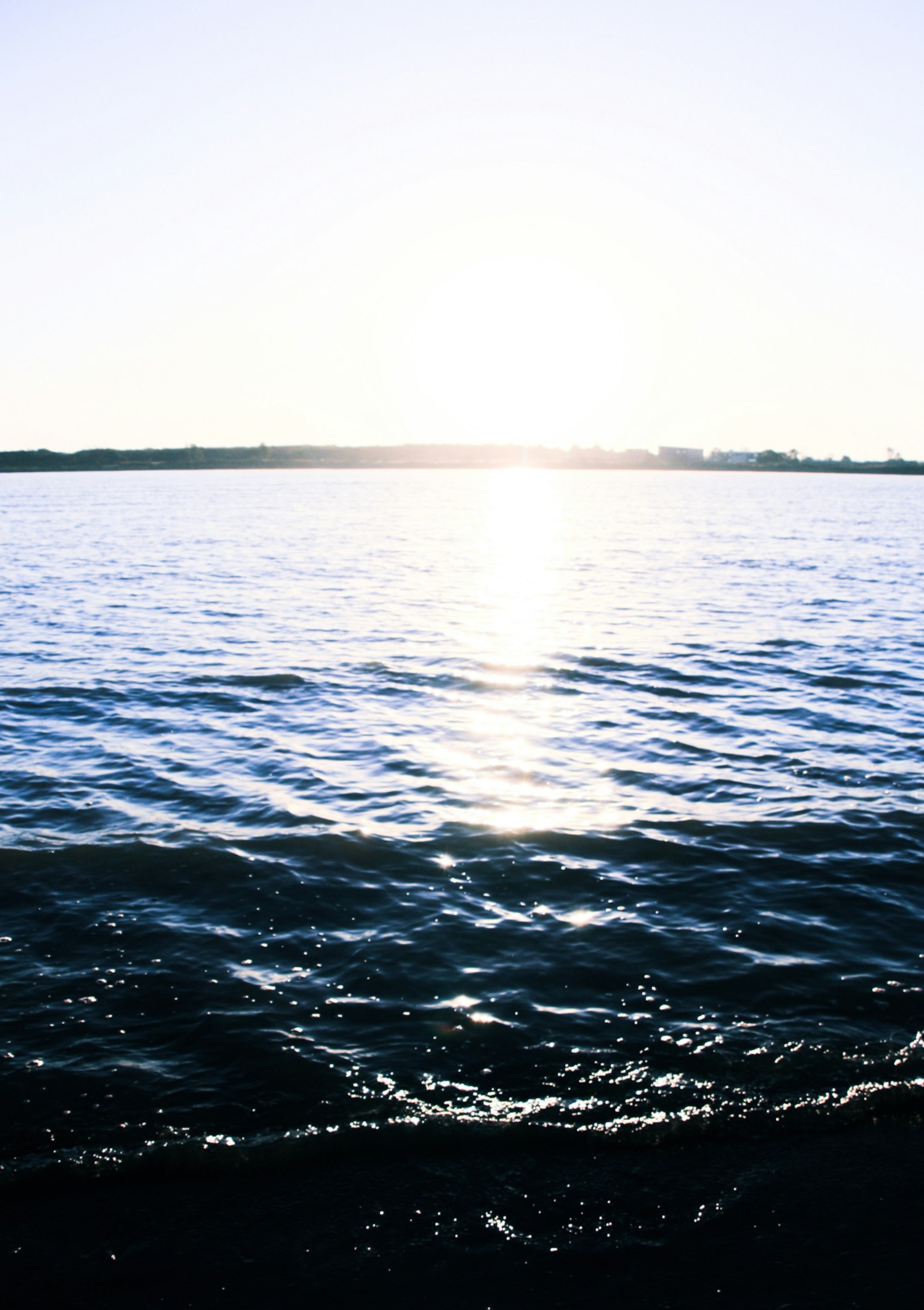 Surface d'eau calme reflétant la lumière du soleil