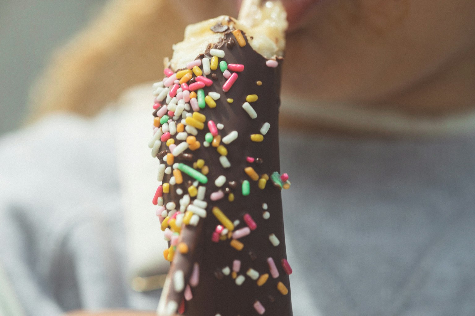 Barretta di gelato al cioccolato con sprinkles colorati