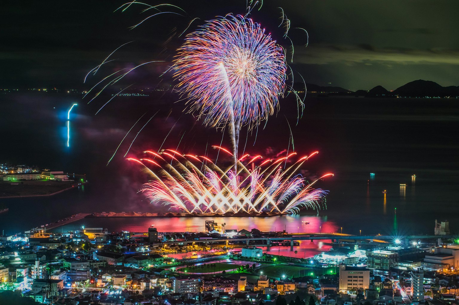 五彩繽紛的煙火在夜空中綻放，照亮了充滿活力的城市