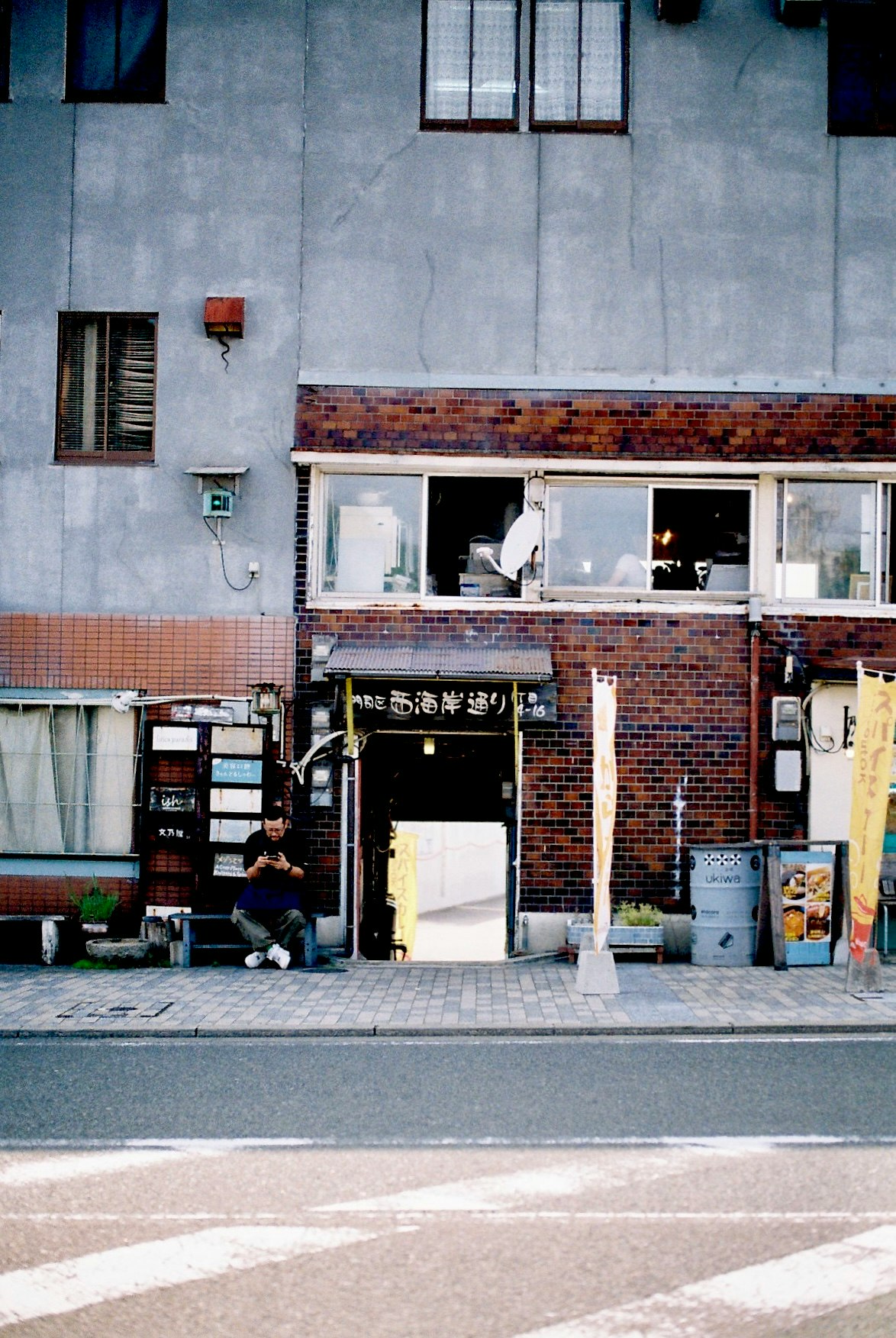 路地の商店街にあるレンガ造りの店舗入口のある街角