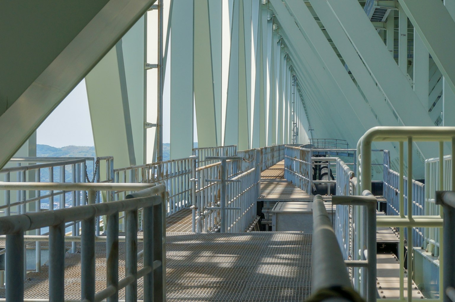 Foto eines Gehwegs, der die Innenstruktur einer Brücke zeigt