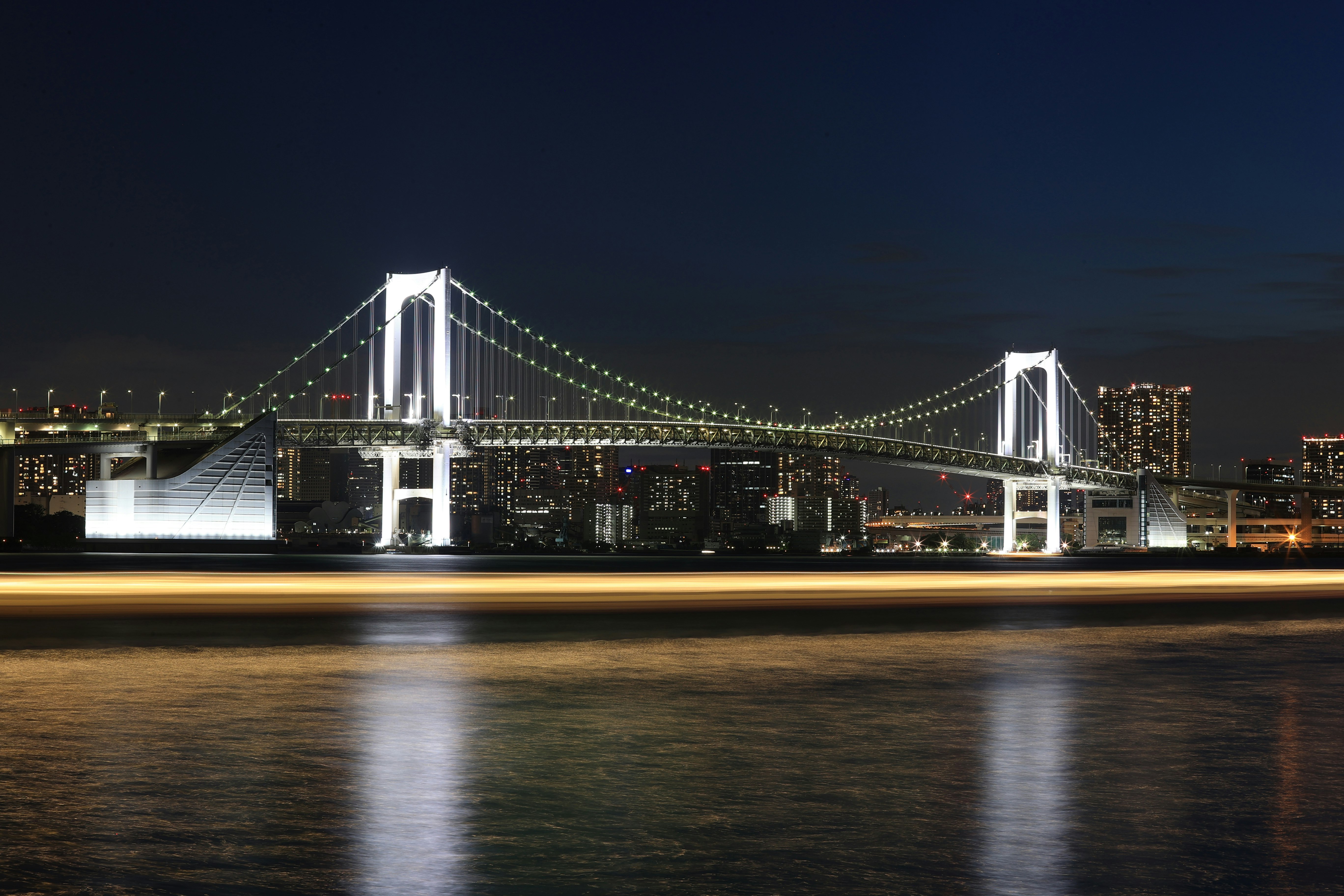 東京灣夜景：彩虹大橋燈光映照
