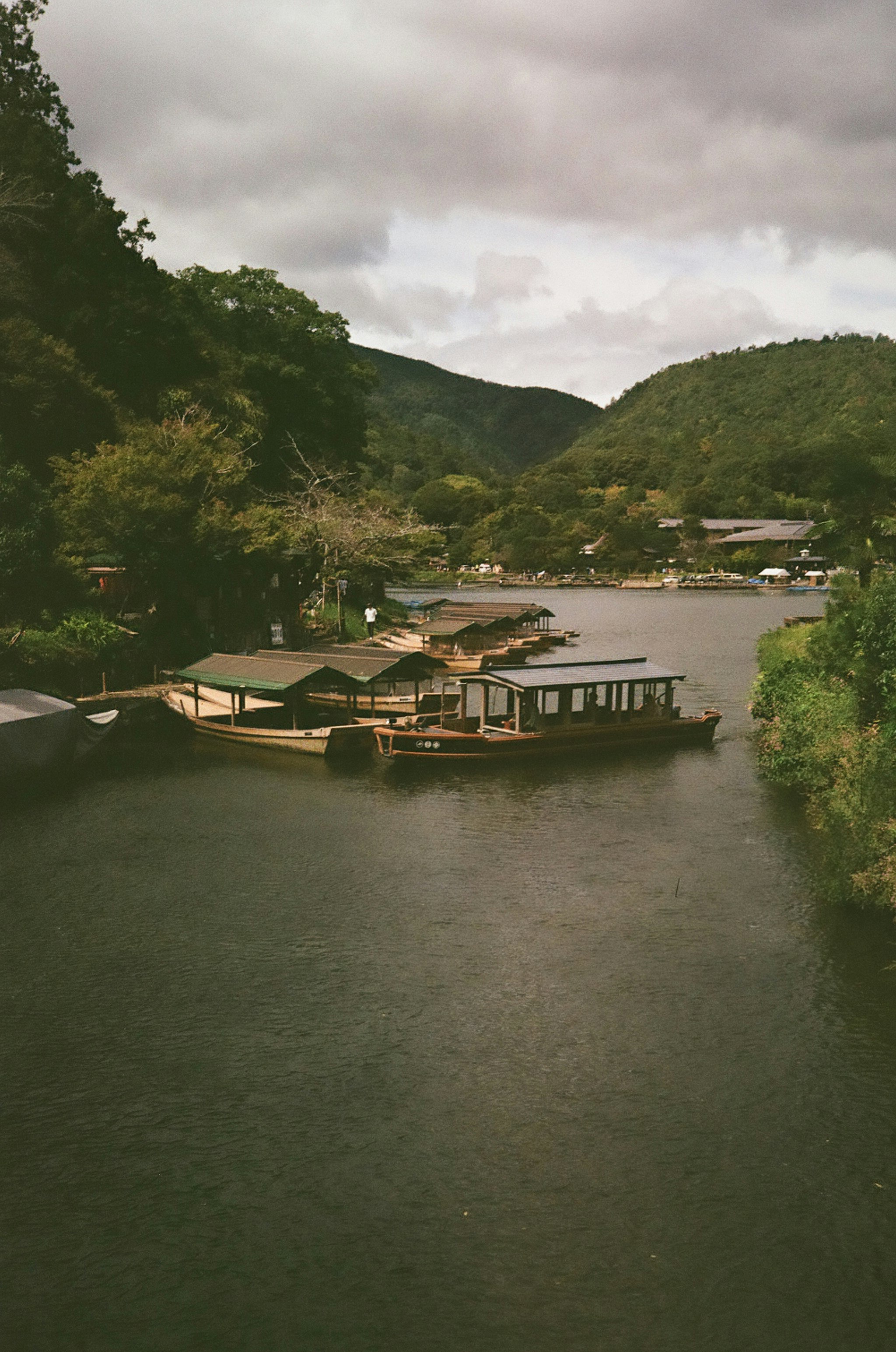 嵐山の川沿いに並ぶ舟と川岸の施設
