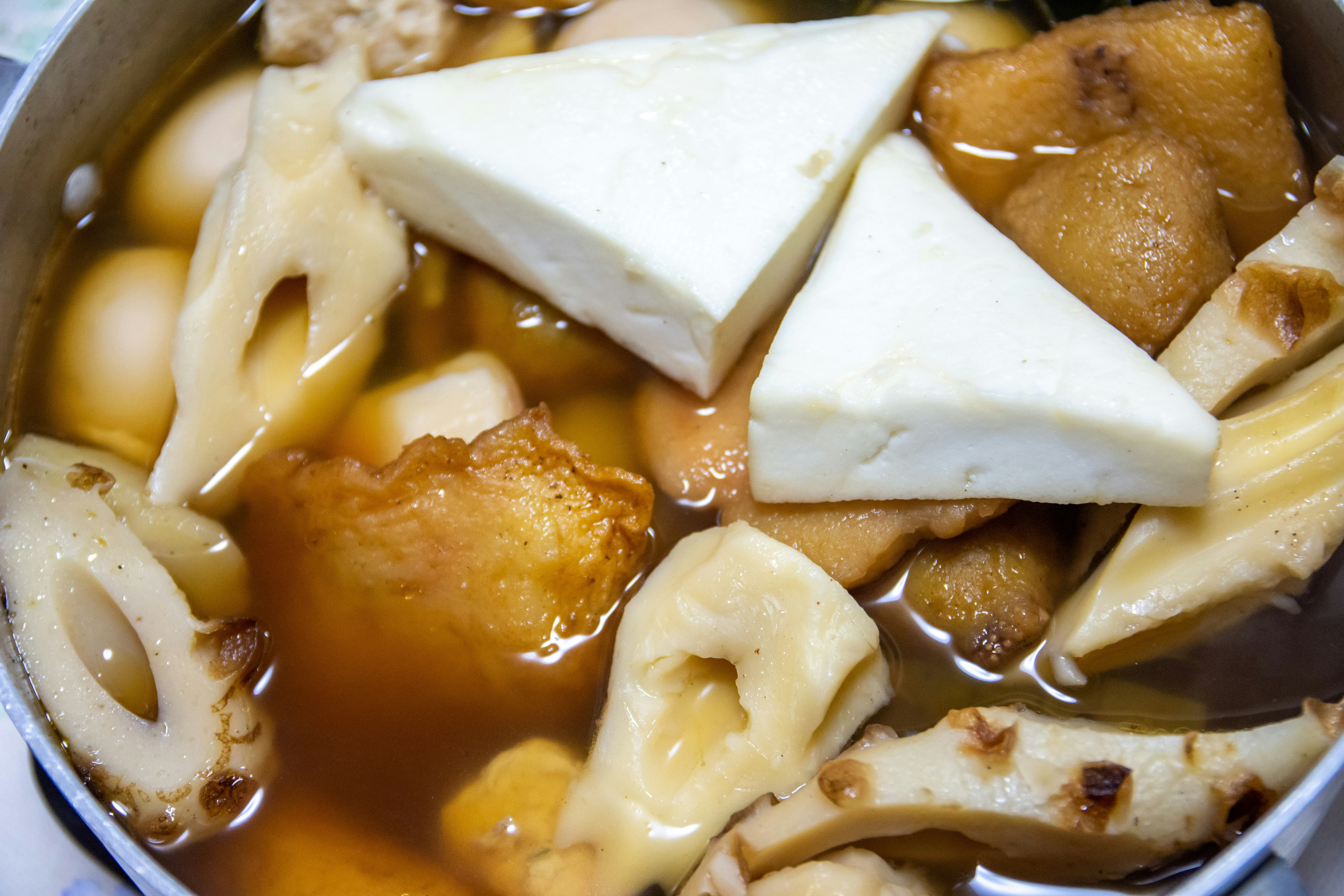蘑菇與雞肉燉菜盛在碗裡