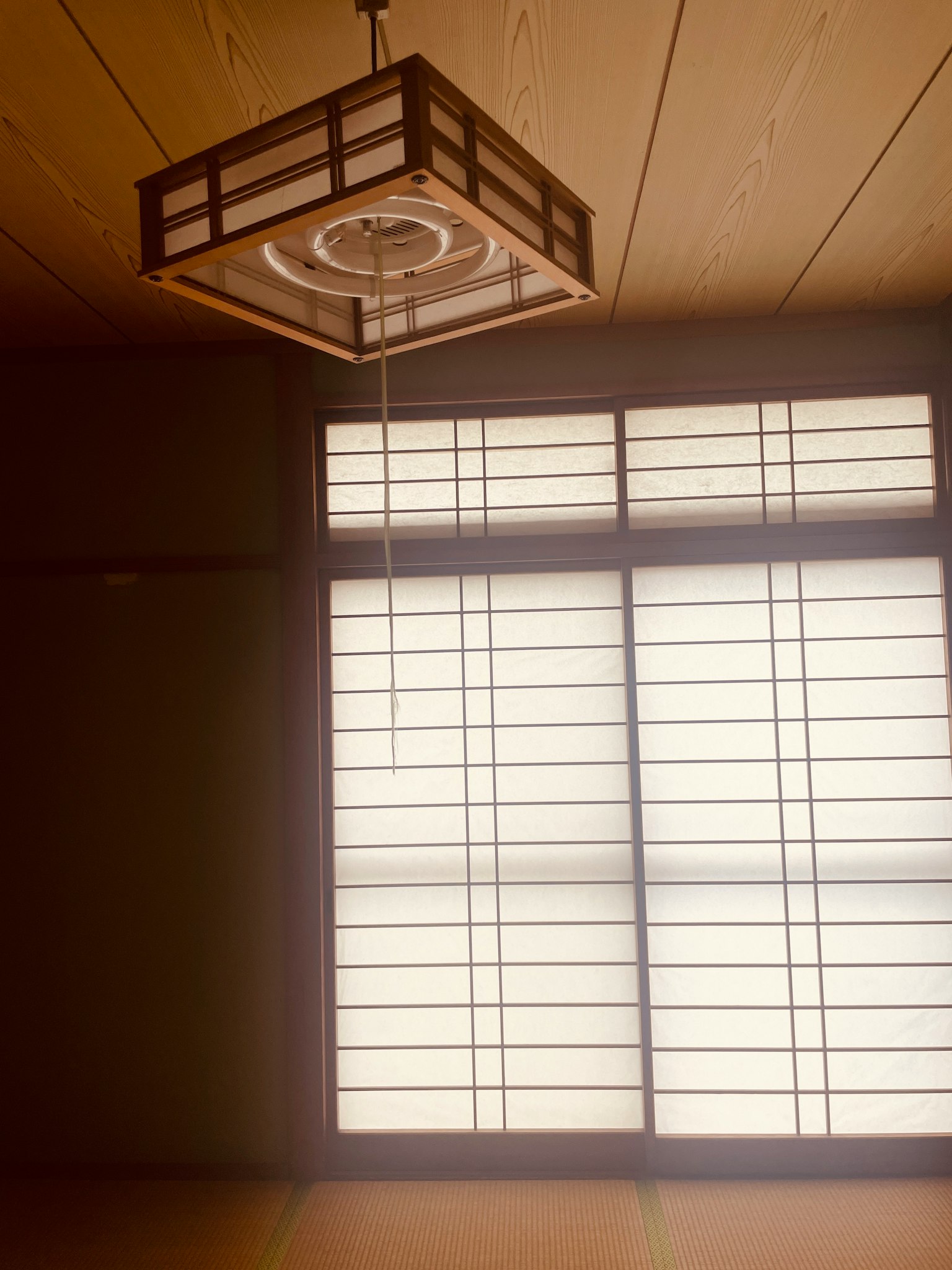 日式房間內吊燈和障子窗