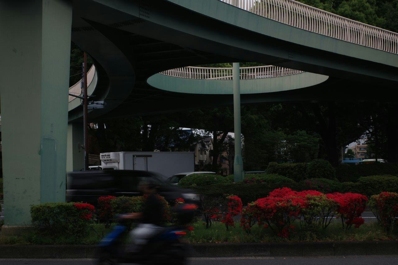 室外通道，红色花坛与建筑拱廊