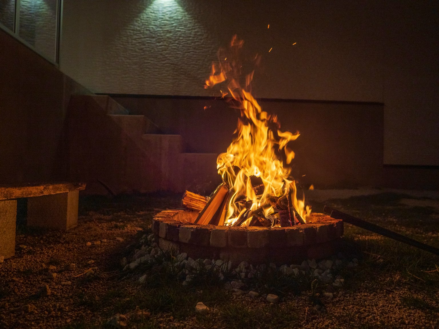 夜晚明亮的篝火周围堆满了木头