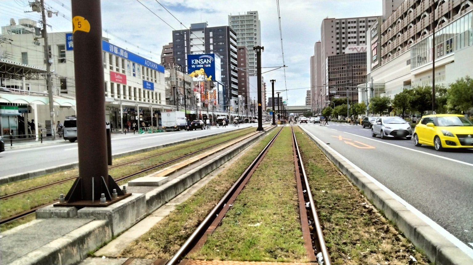 Paisaje urbano con vías de tren y edificios circundantes