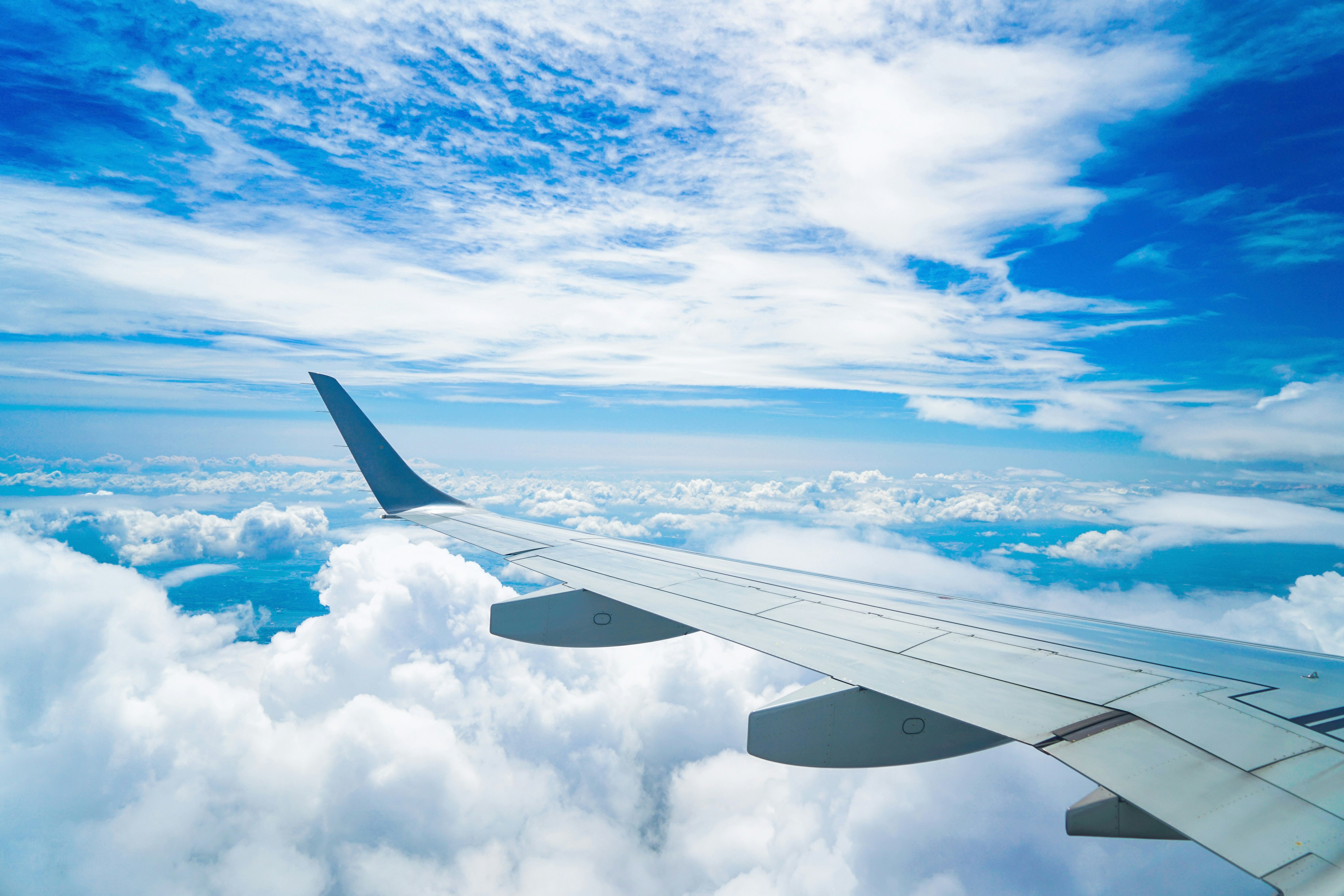 雲の上を飛ぶ飛行機の翼の眺め