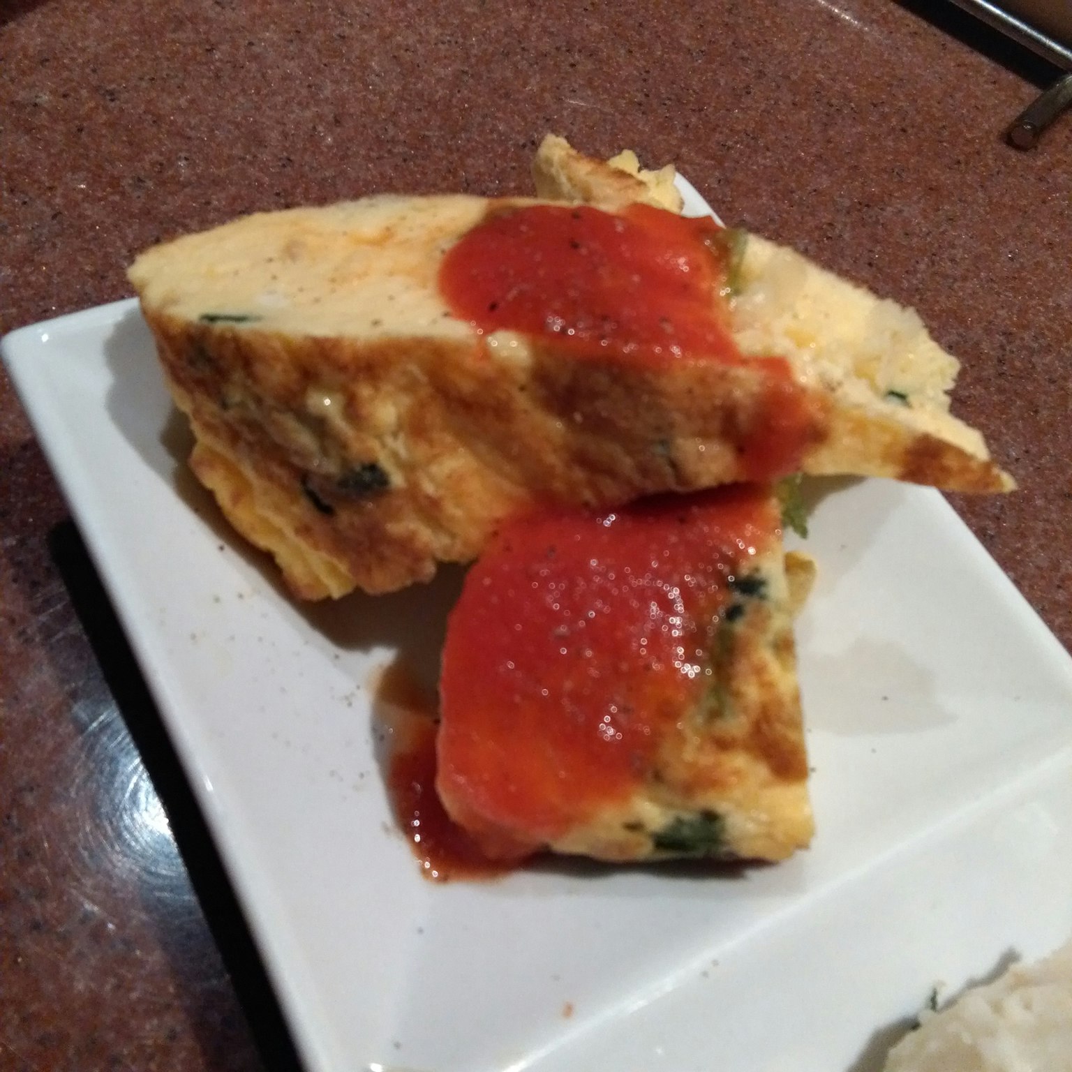 토마토 소스가 얹힌 오믈렛