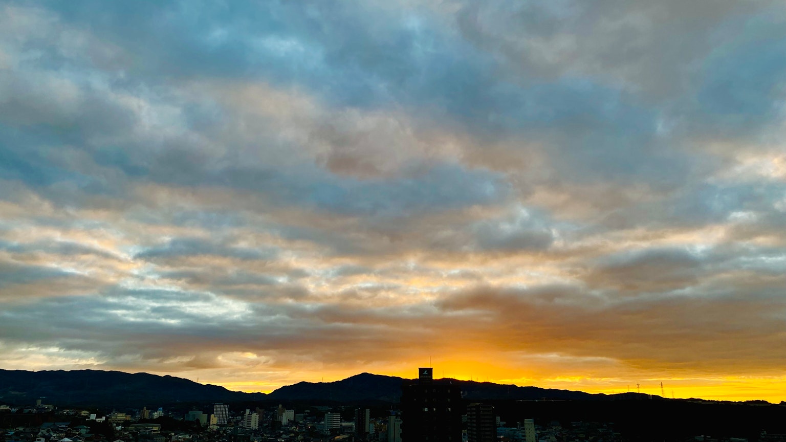 Splendido cielo al tramonto con silhouette di montagne