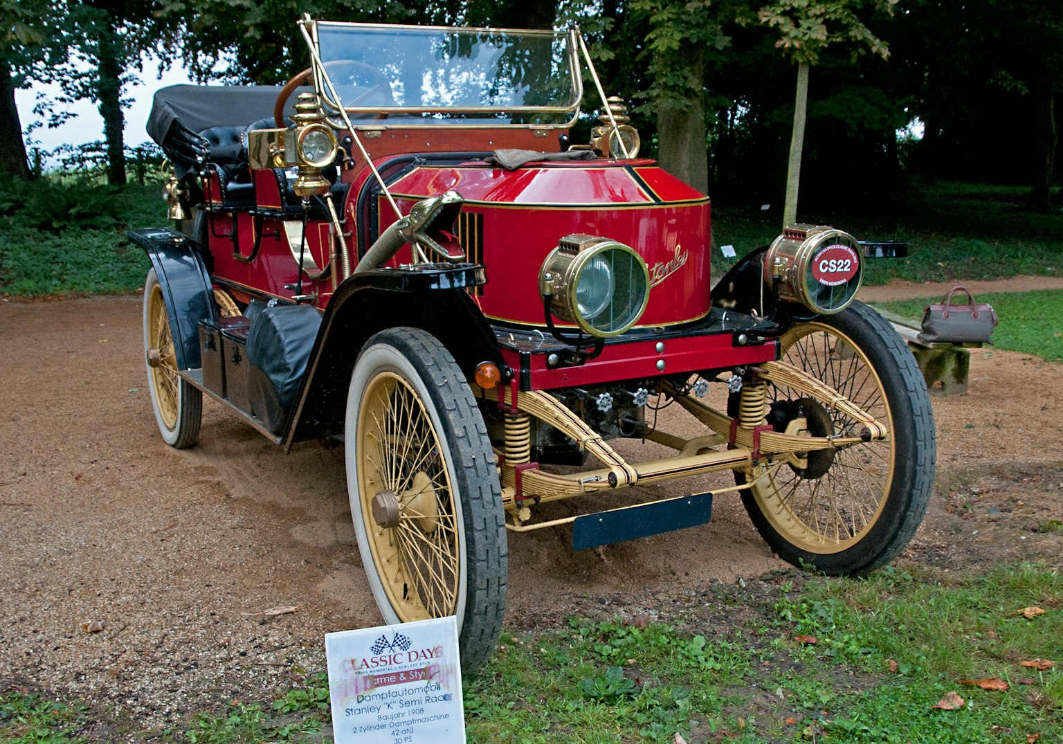 Mobil vintage merah dipamerkan di taman