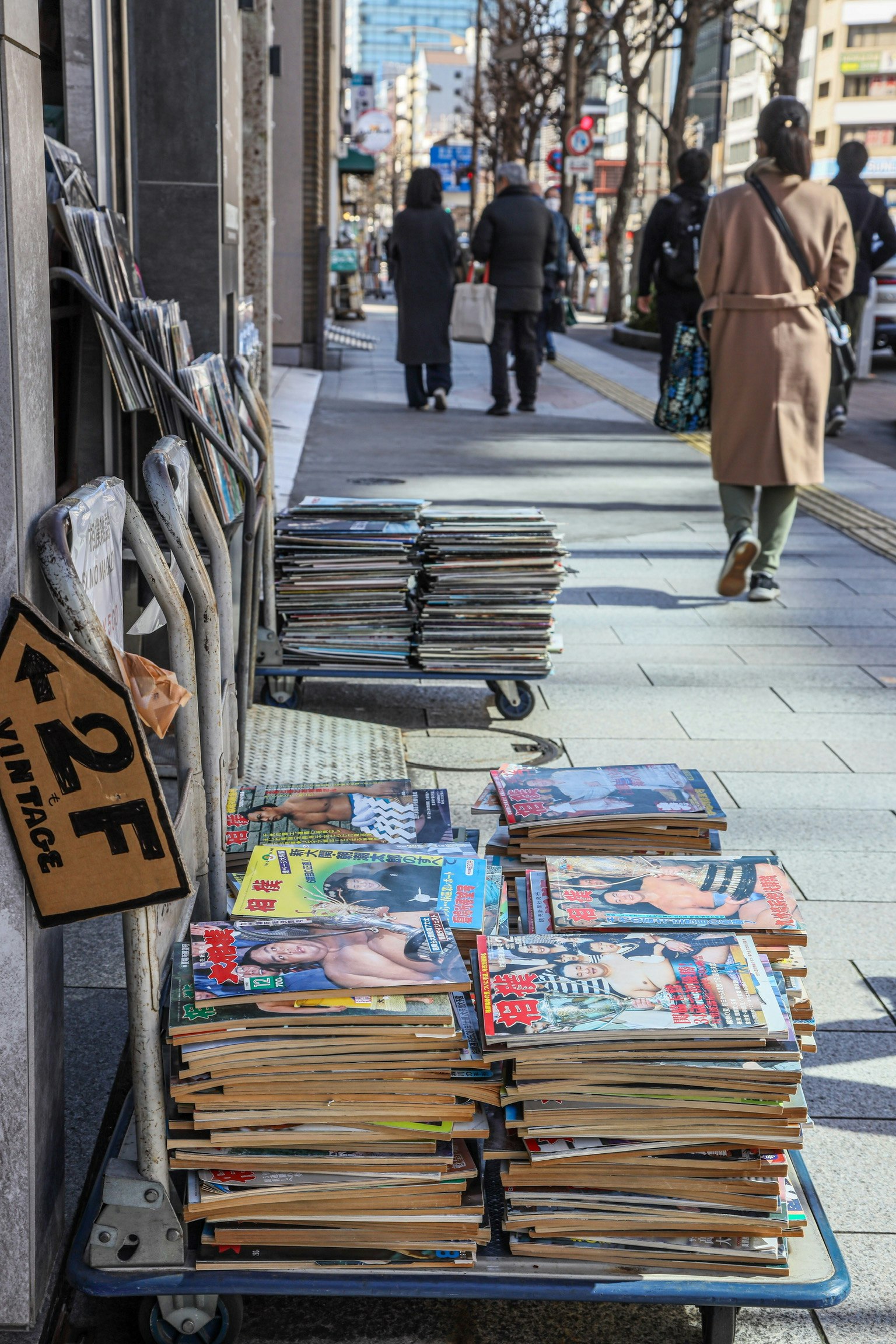 神田の路地に並ぶ雑誌や書籍の販売台