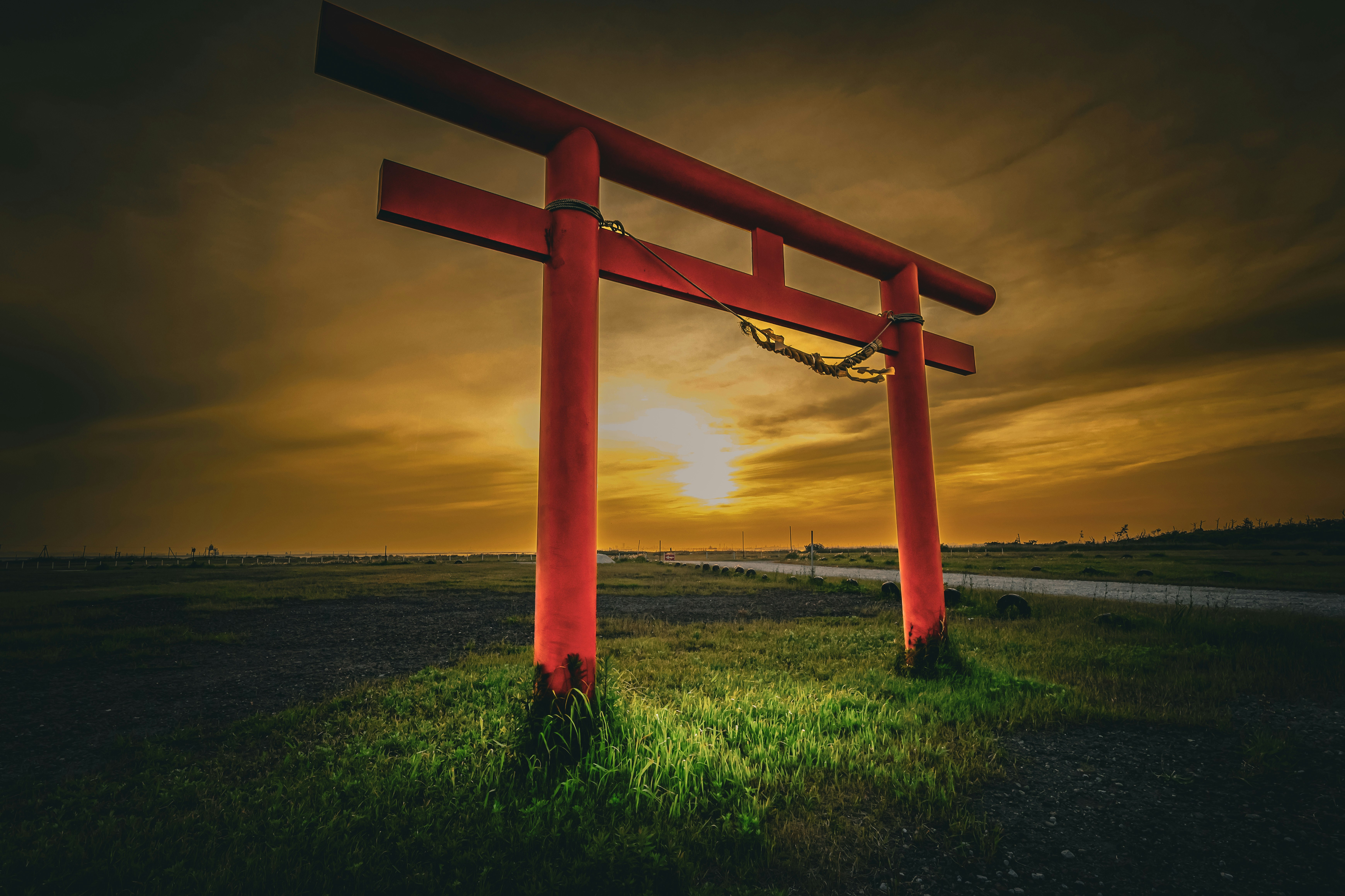 夕陽下草地上的鳥居