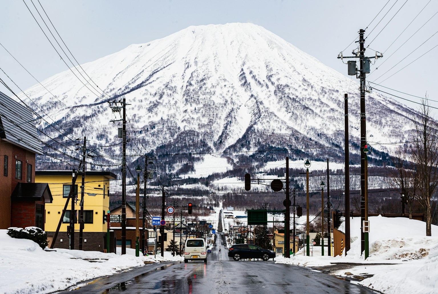 Mont enneigé avec une vue sur une rue tranquille
