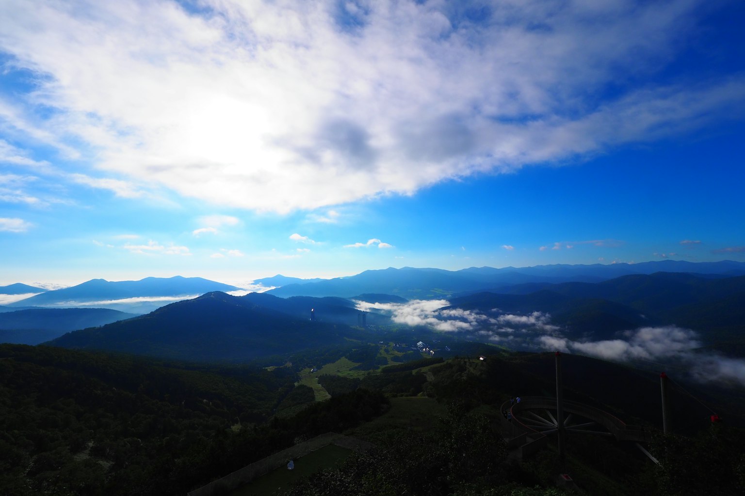 Paesaggio mozzafiato di montagne sotto un cielo blu con nuvole