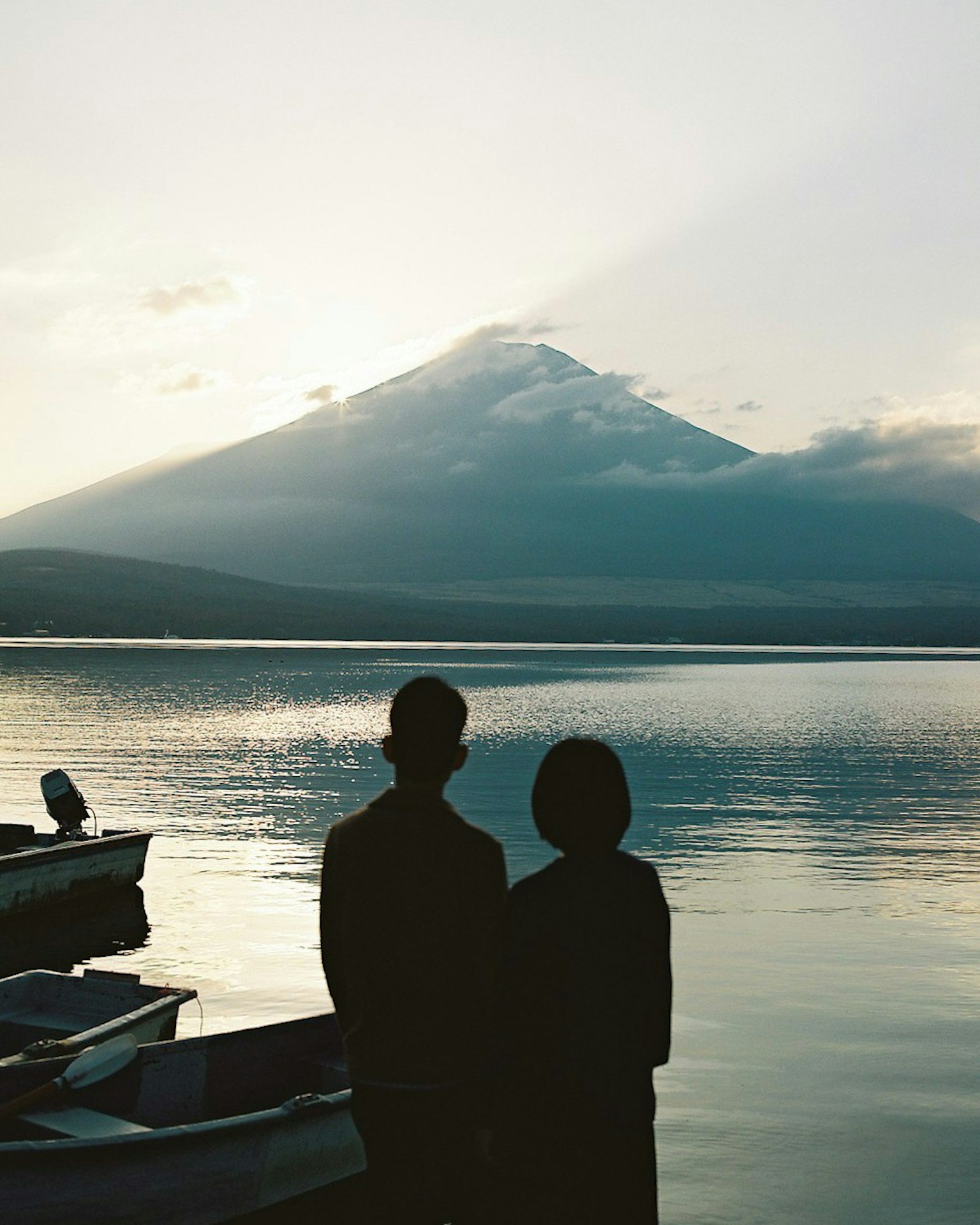 背景是富士山的情侣剪影