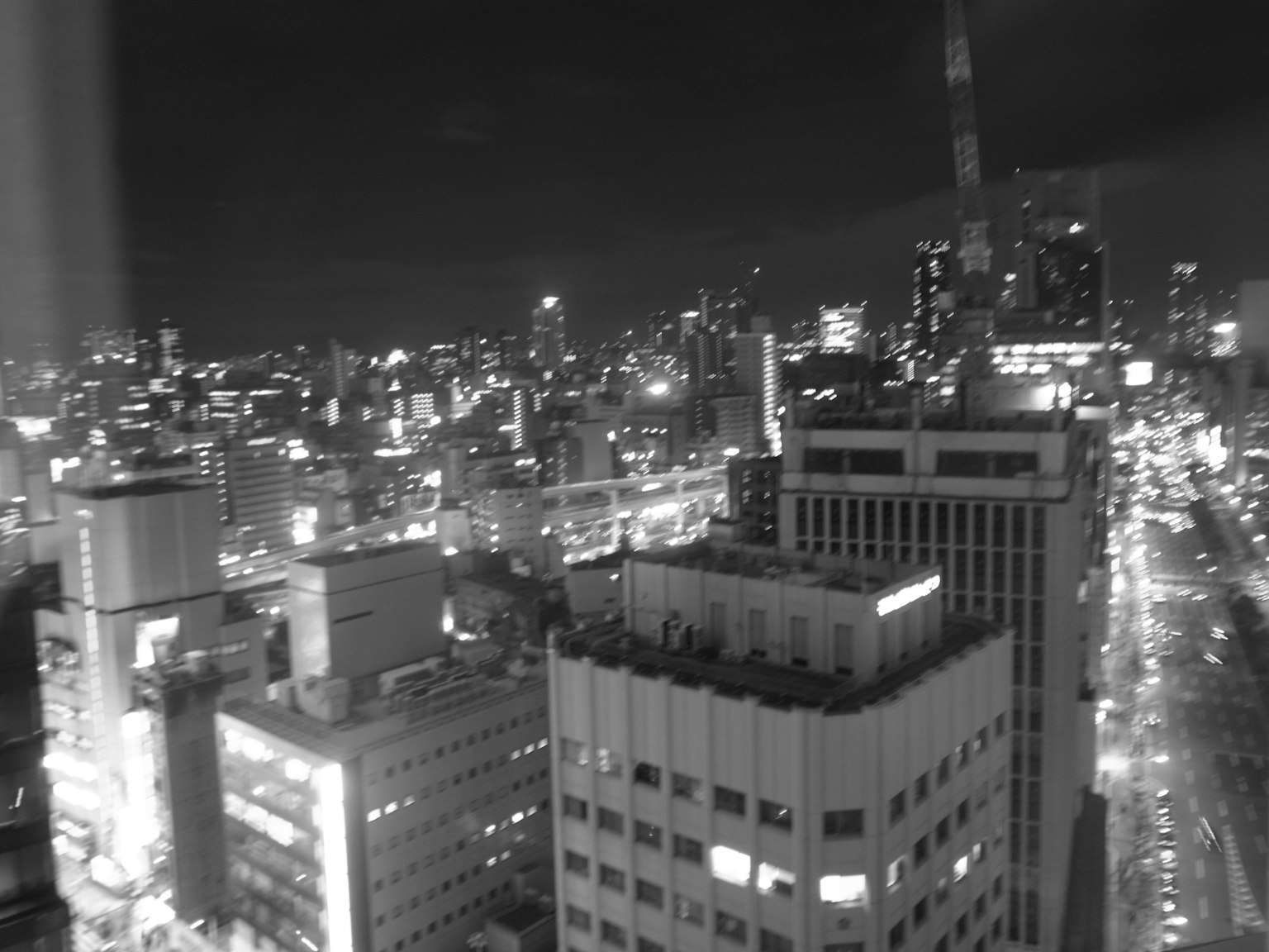夜间城市景观 黑白建筑和灯光