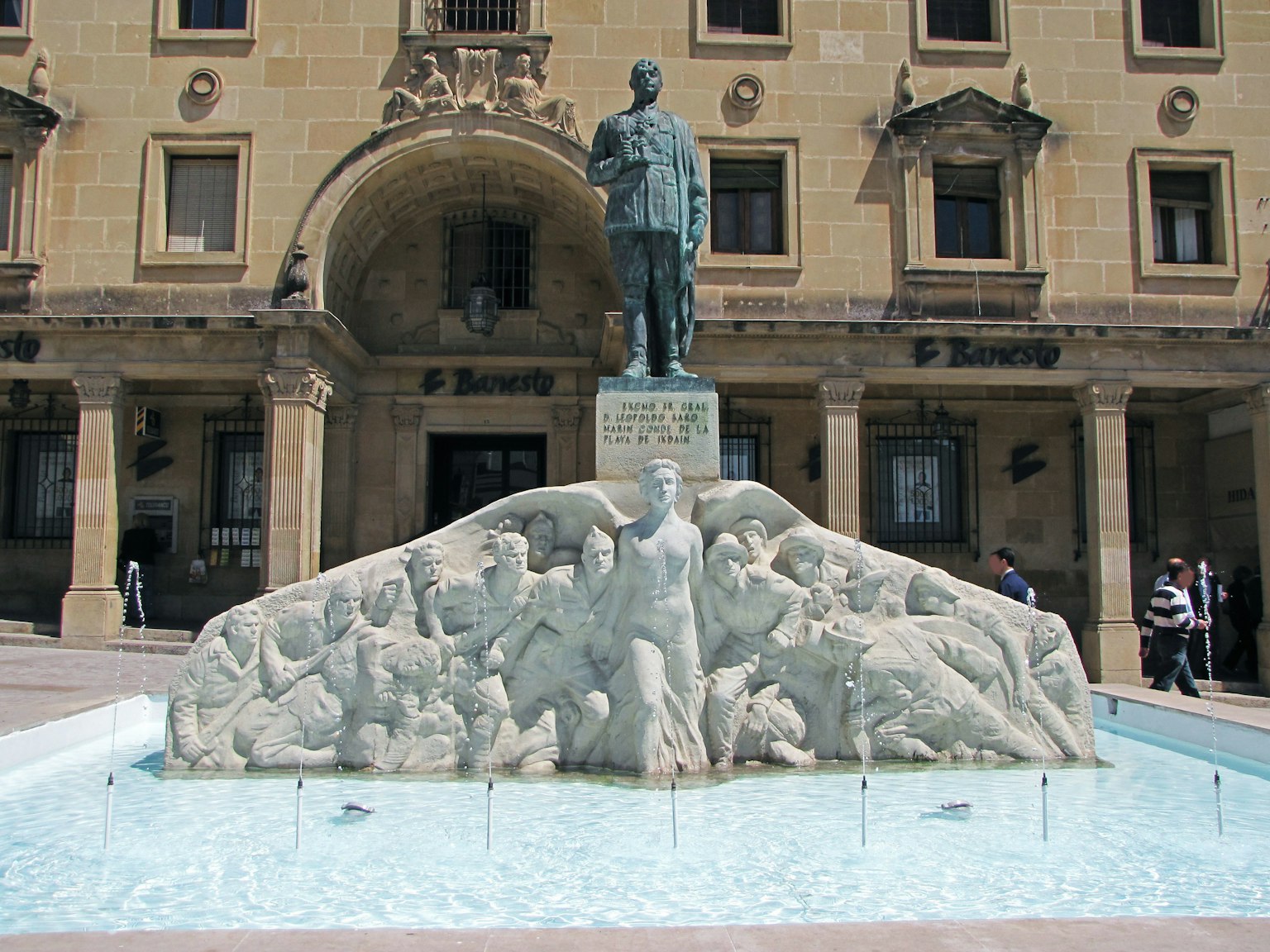 Bella scultura di fontana nella piazza di San Sebastián con una statua prominente