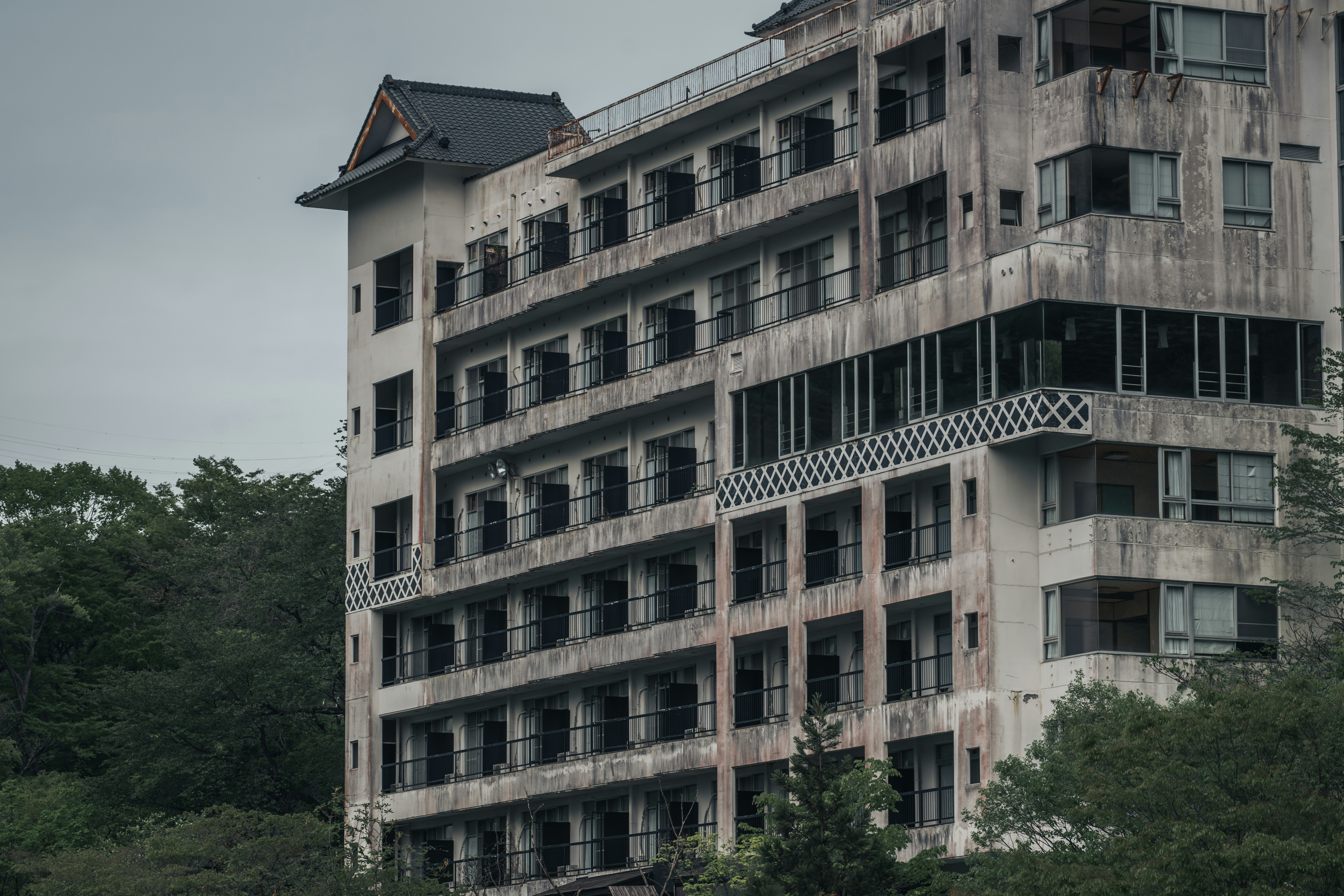 廃墟のようなコンクリート建物の外観