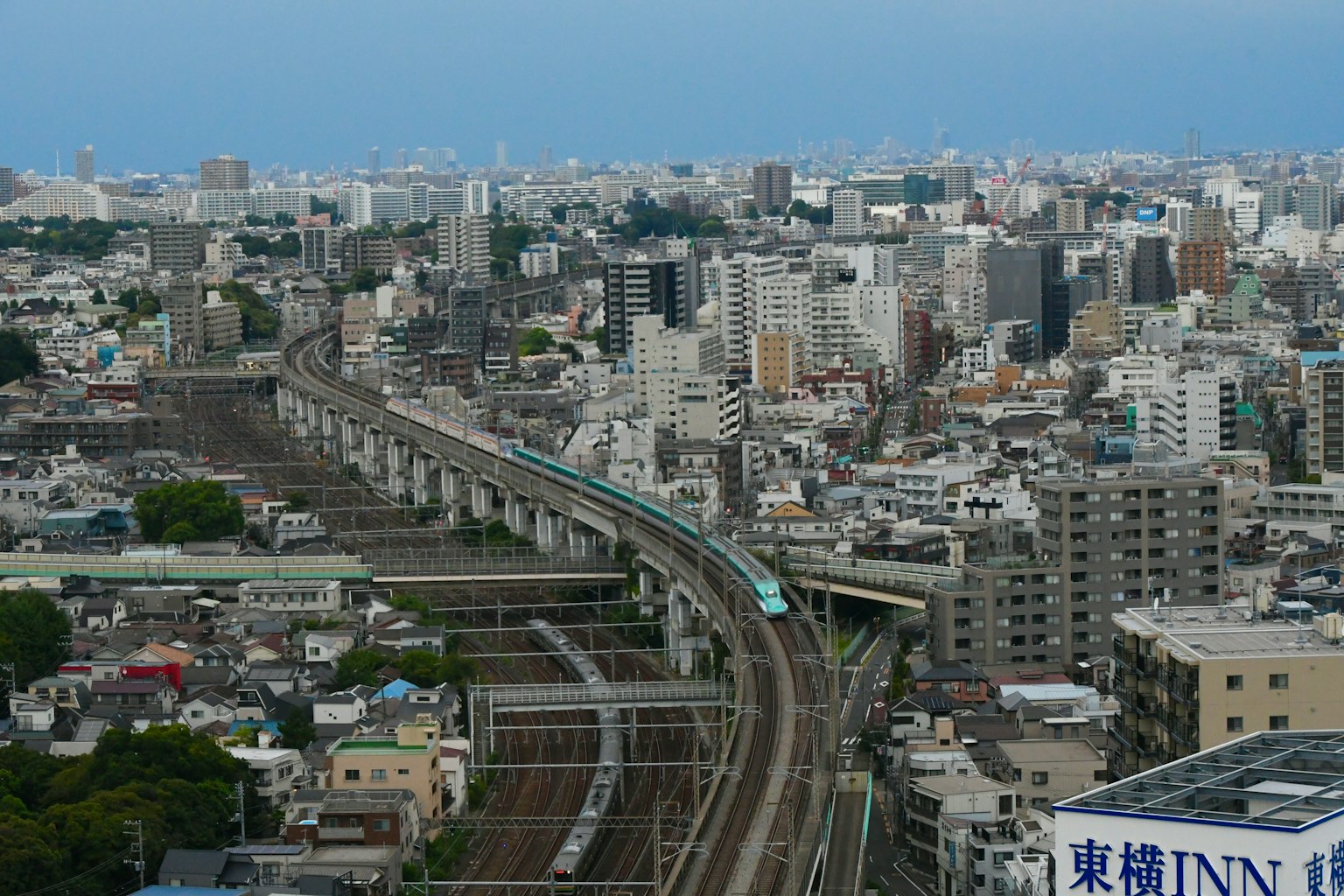 Paisaje urbano con rascacielos y vías de tren