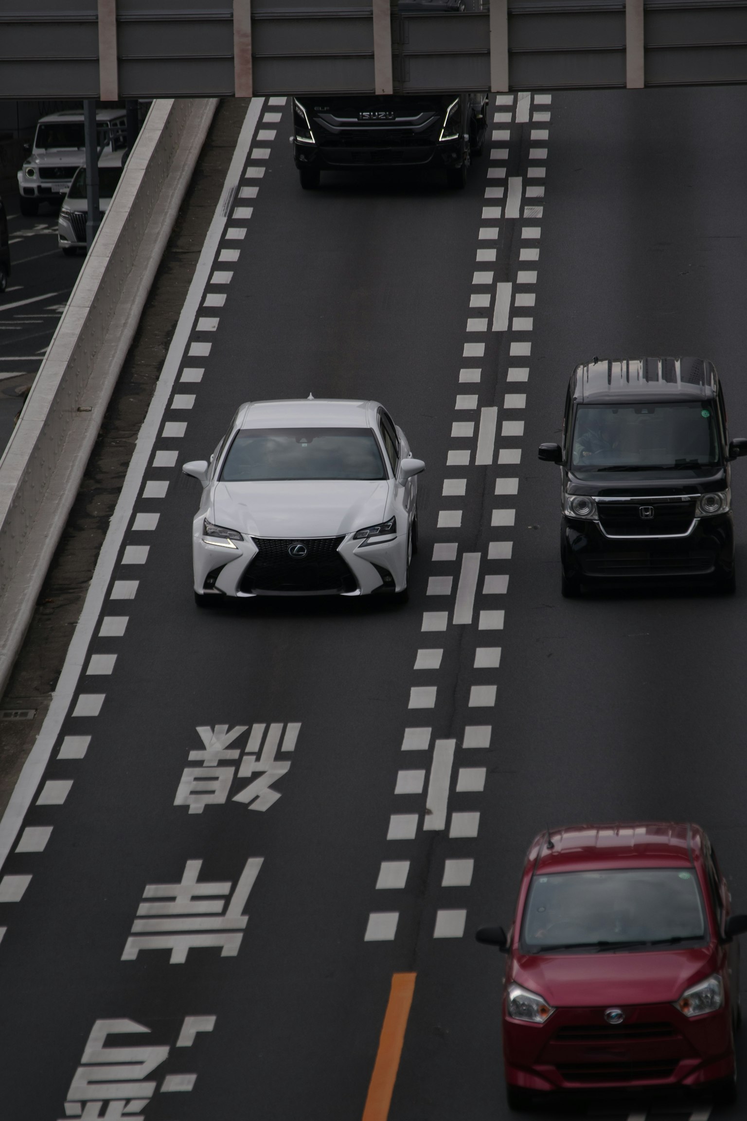 白い車と赤い車が走る都市の高速道路