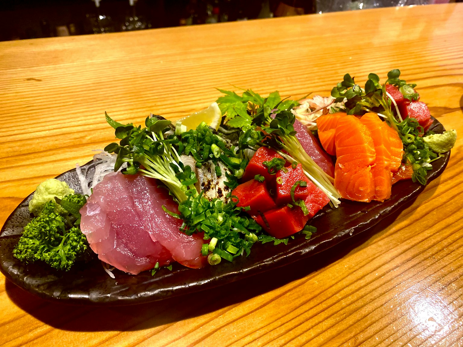 Sajian sashimi segar yang disusun dengan indah