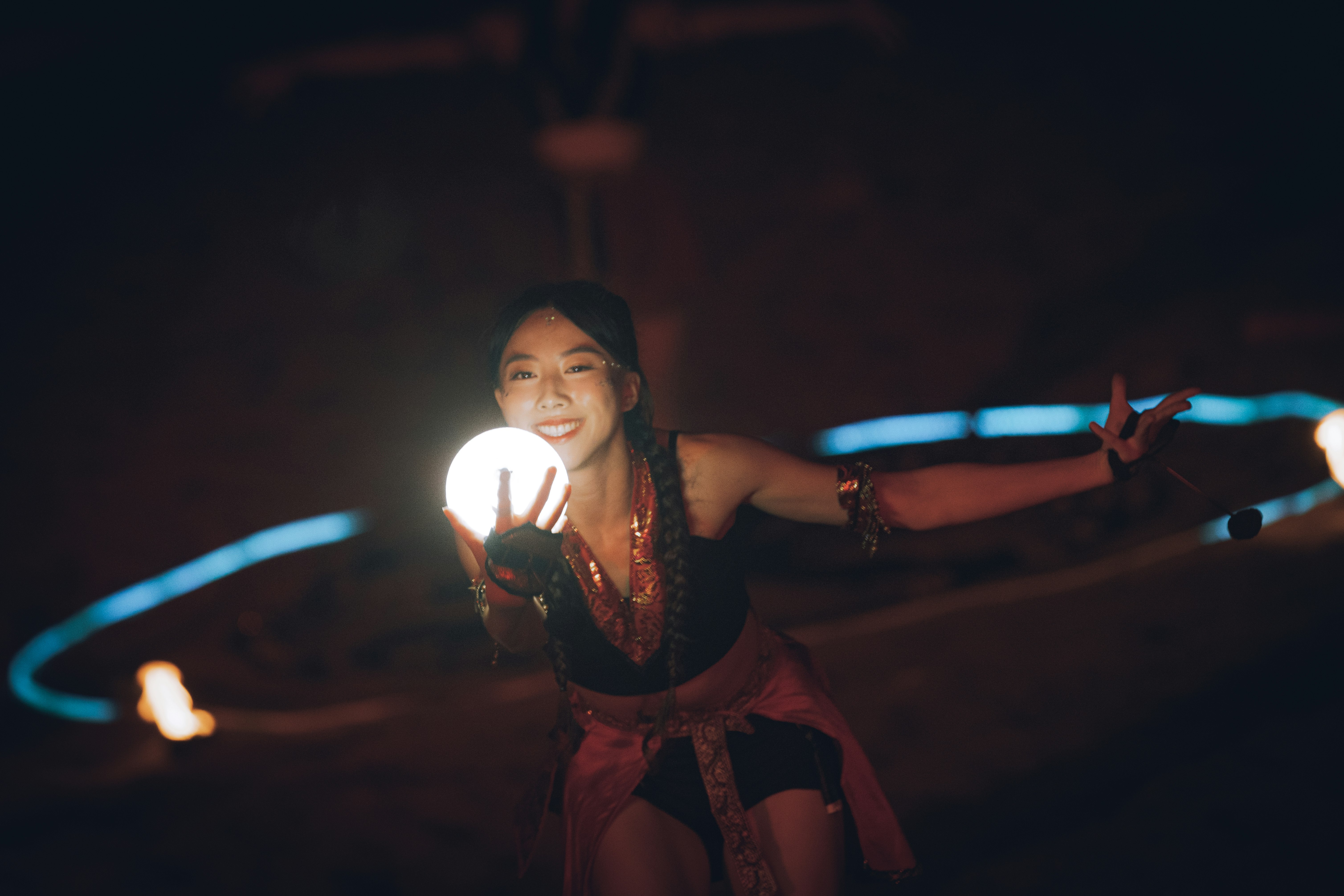 夜の街で光を持つ女性