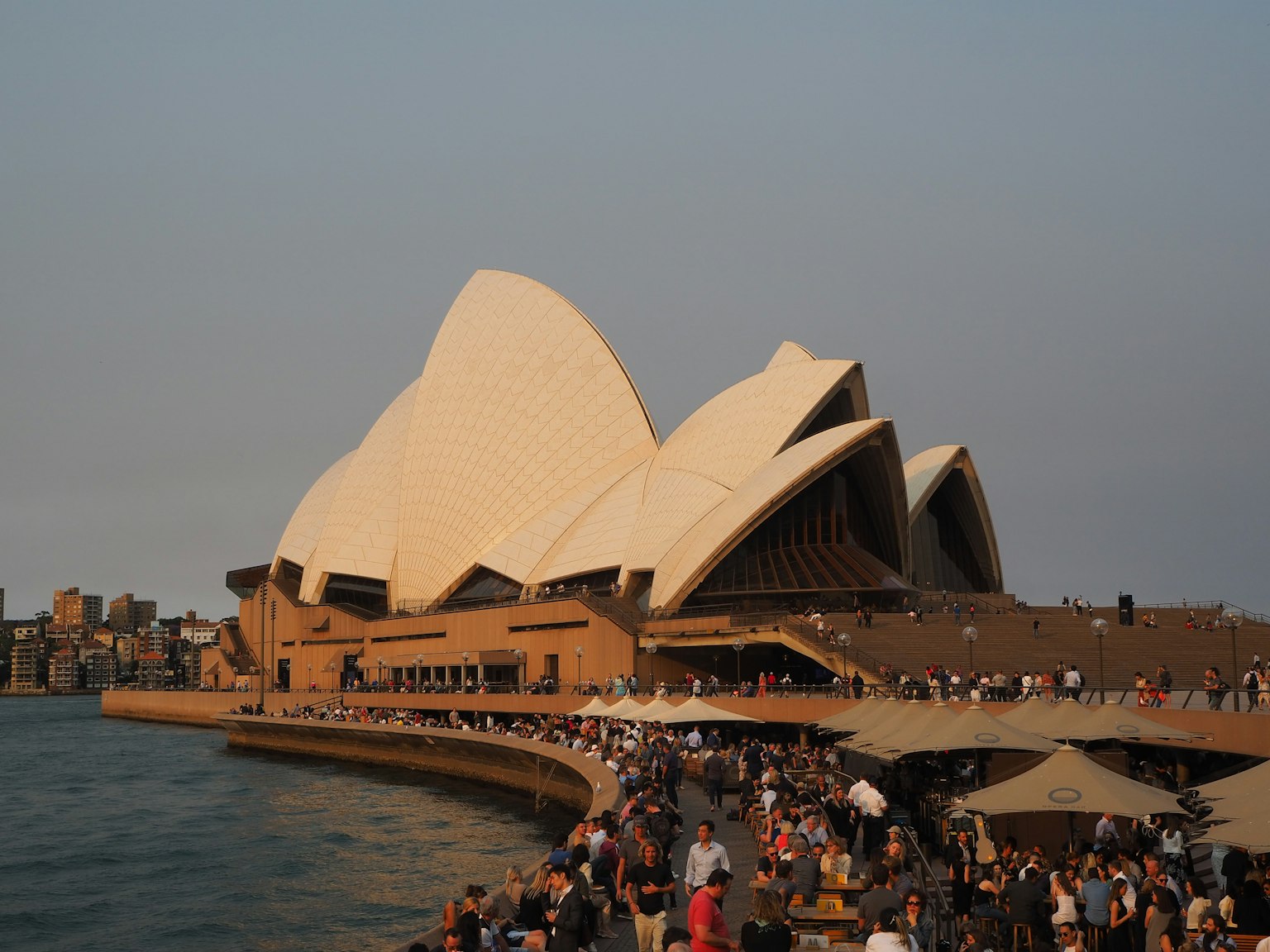 Sydney Opera House dengan kerumunan dan tepi laut