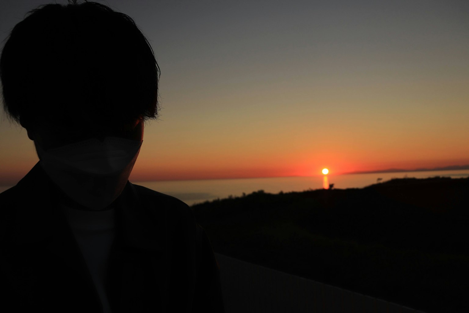 夕陽背景下的人物剪影