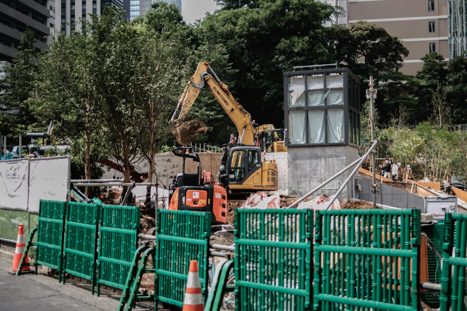城市施工现场有重型机械和绿色围栏