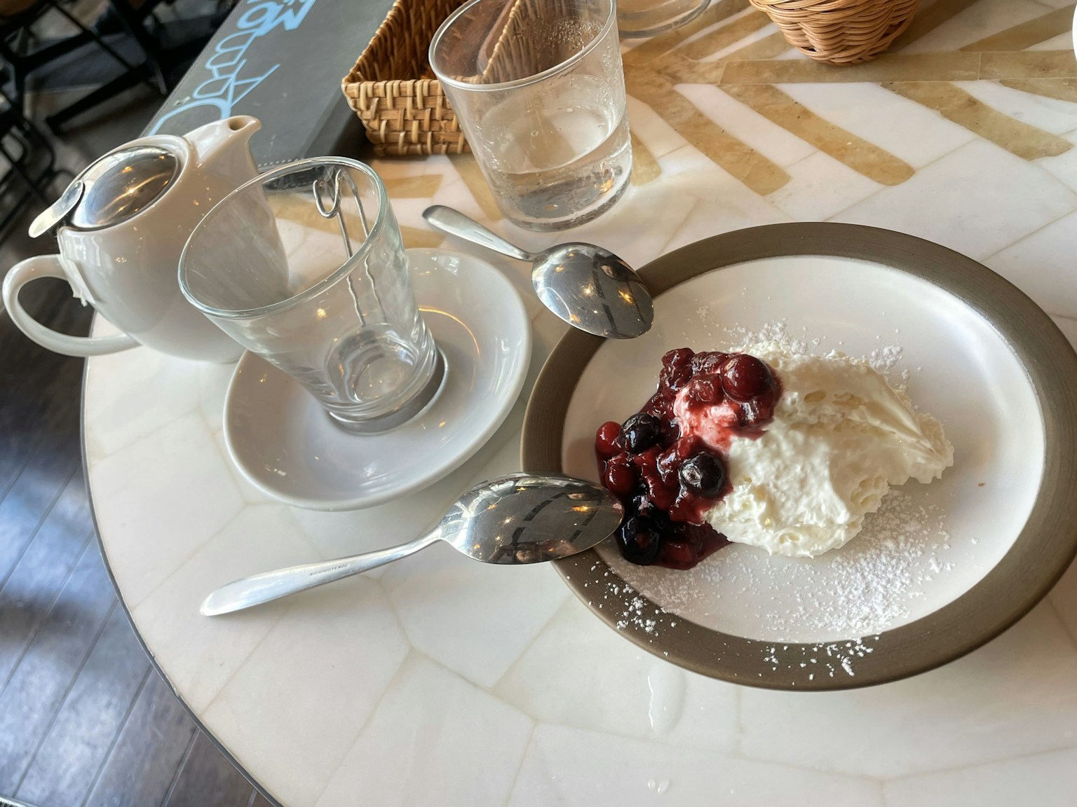 Piatto di dessert con crema e salsa di bacche
