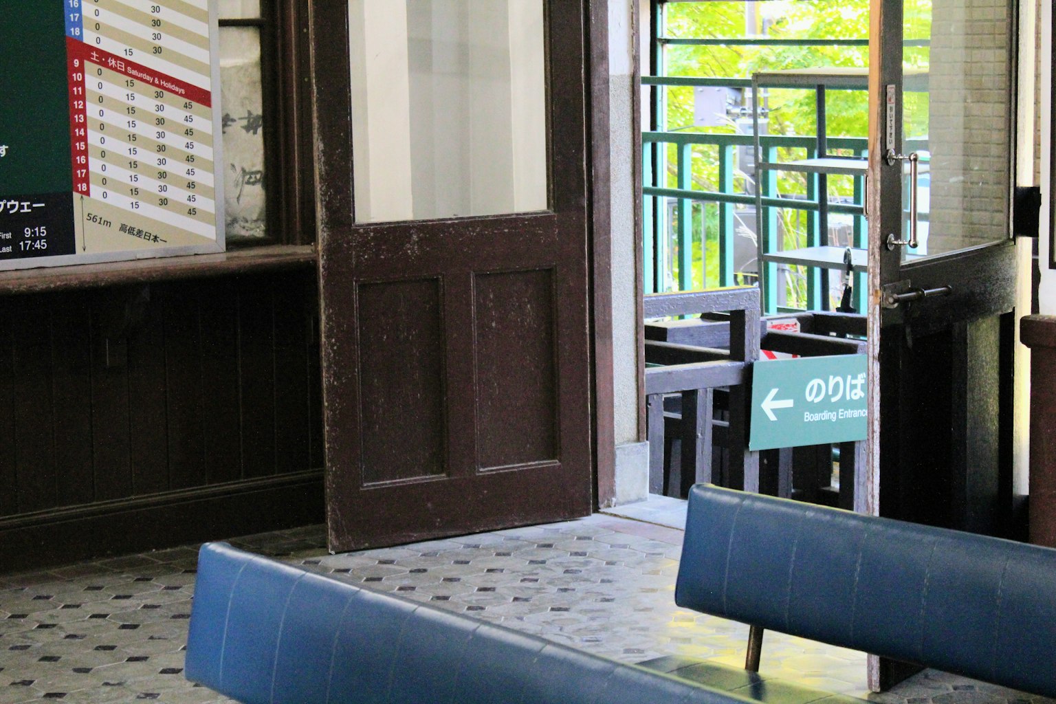 Nội thất của một tòa nhà cũ với cửa gỗ và bàn