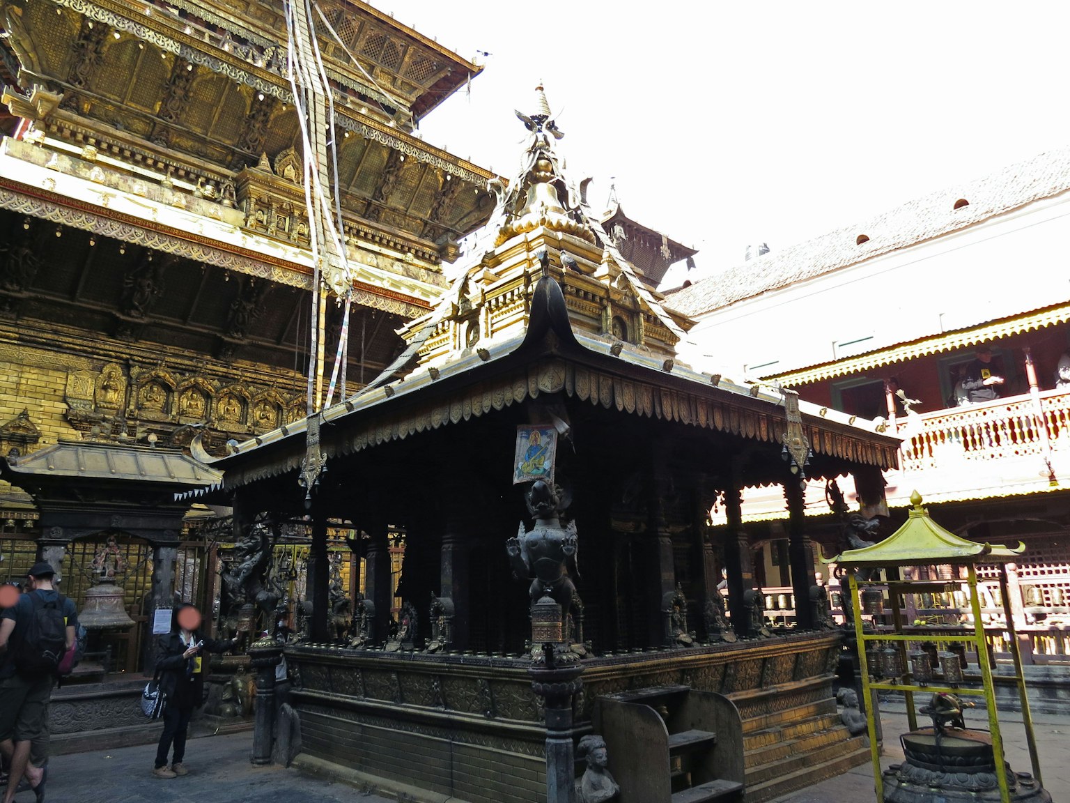 一座歷史悠久的寺廟建築，裝飾精美並有遊客