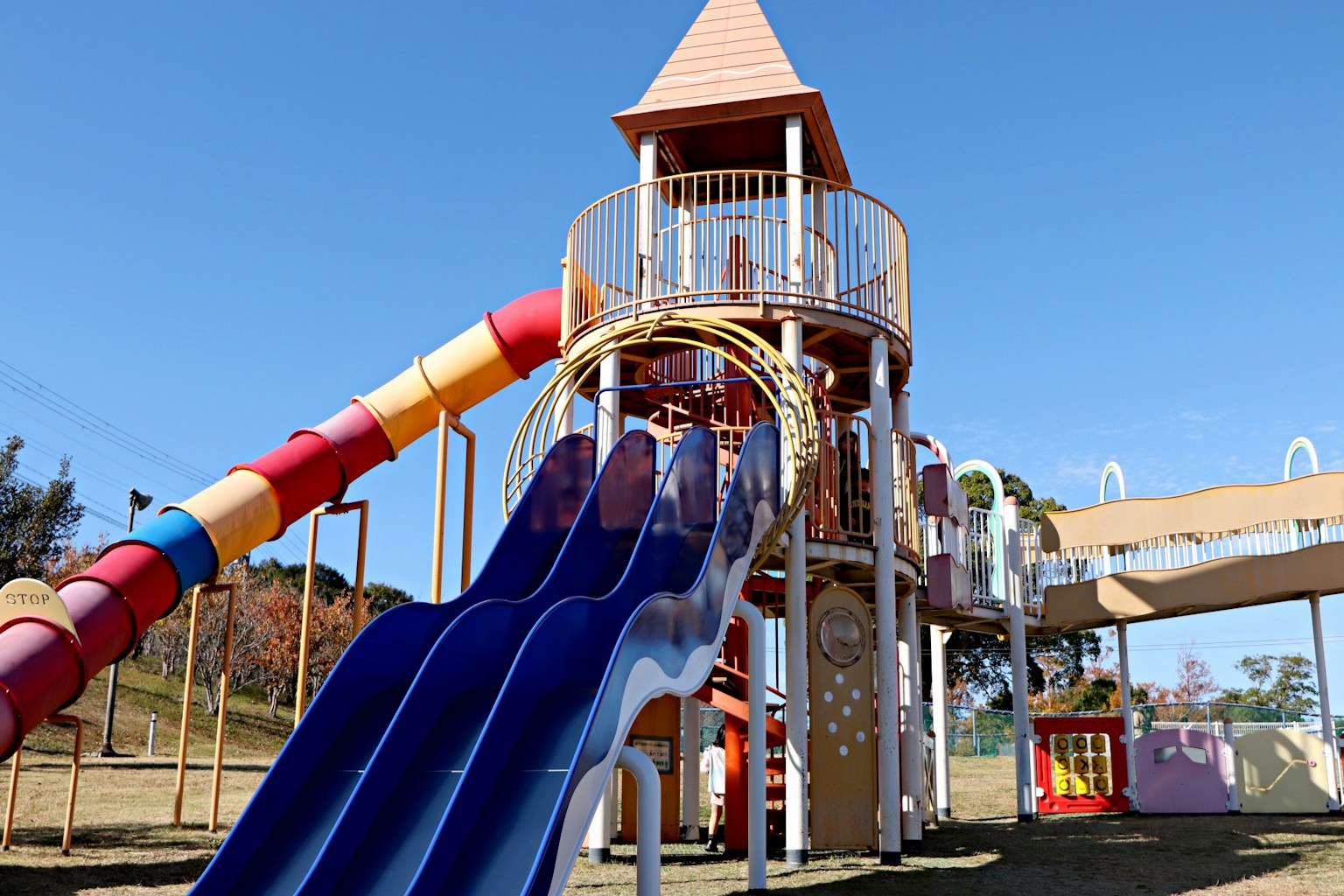 多色遊樂場結構，配有多個滑梯