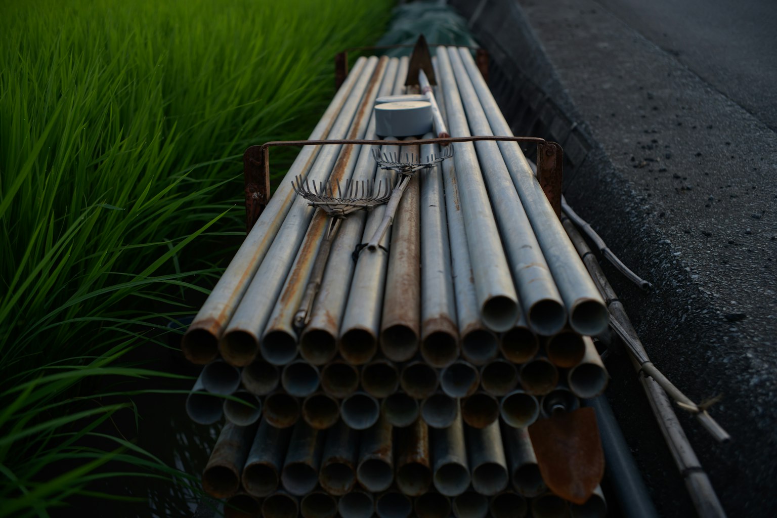 靠近草地的金屬管和工具堆