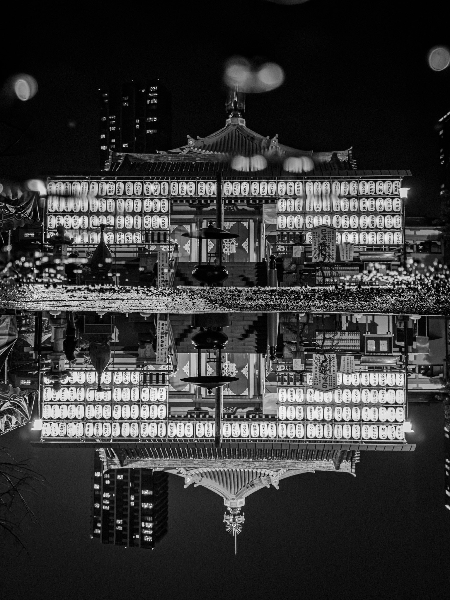 城市夜景中美麗照亮的傳統建築的倒影