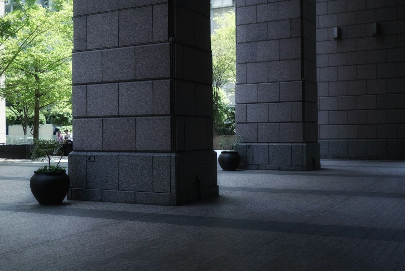Espace calme avec des colonnes de bâtiment et des arbres verts